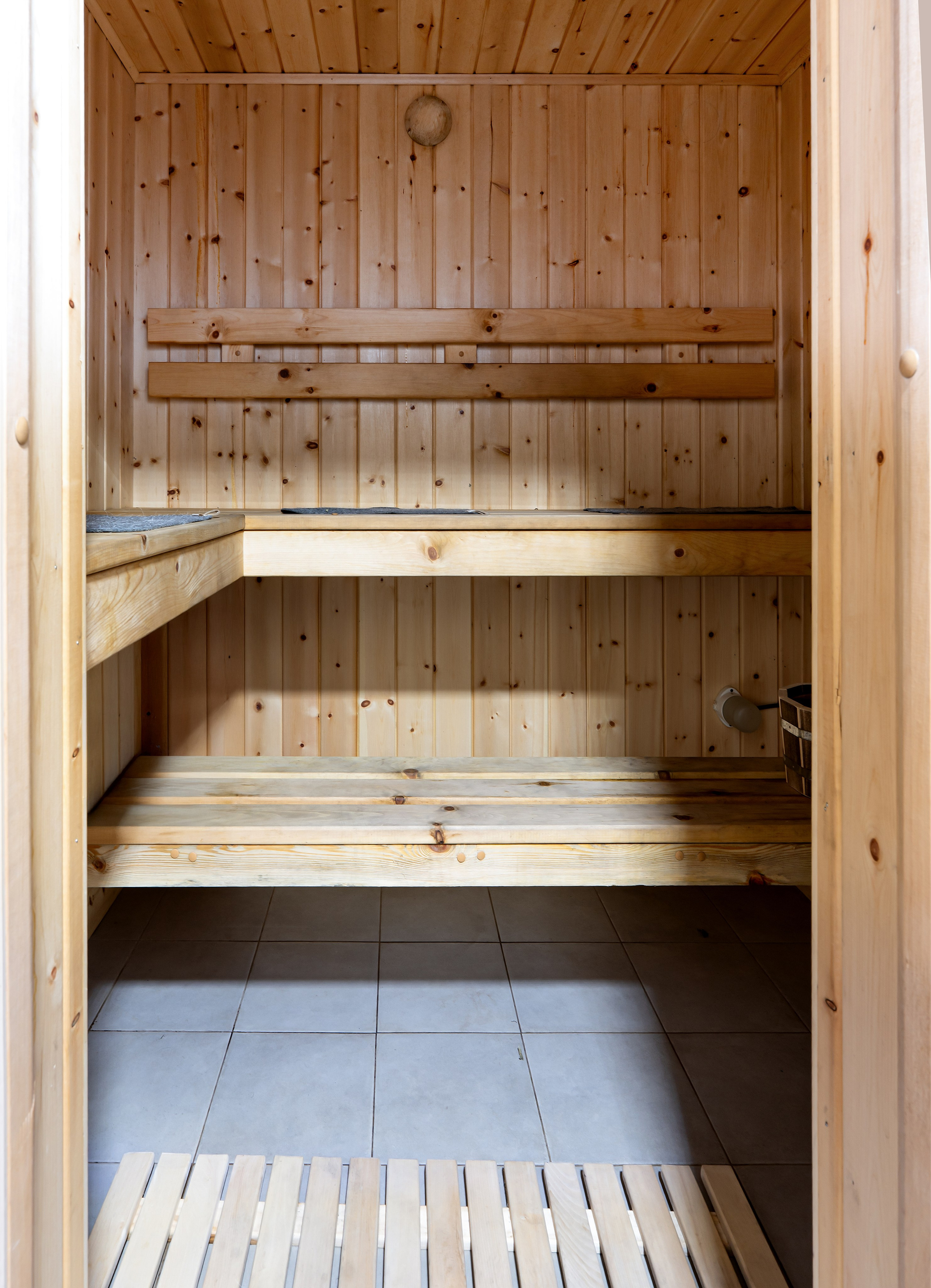 Фотосъемка бани, кухни-столовой для гостевого дома на острове Ольхон. Фотосъемка и видеосъемка недвижимости, интерьерная фотосъемка в г. Иркутске