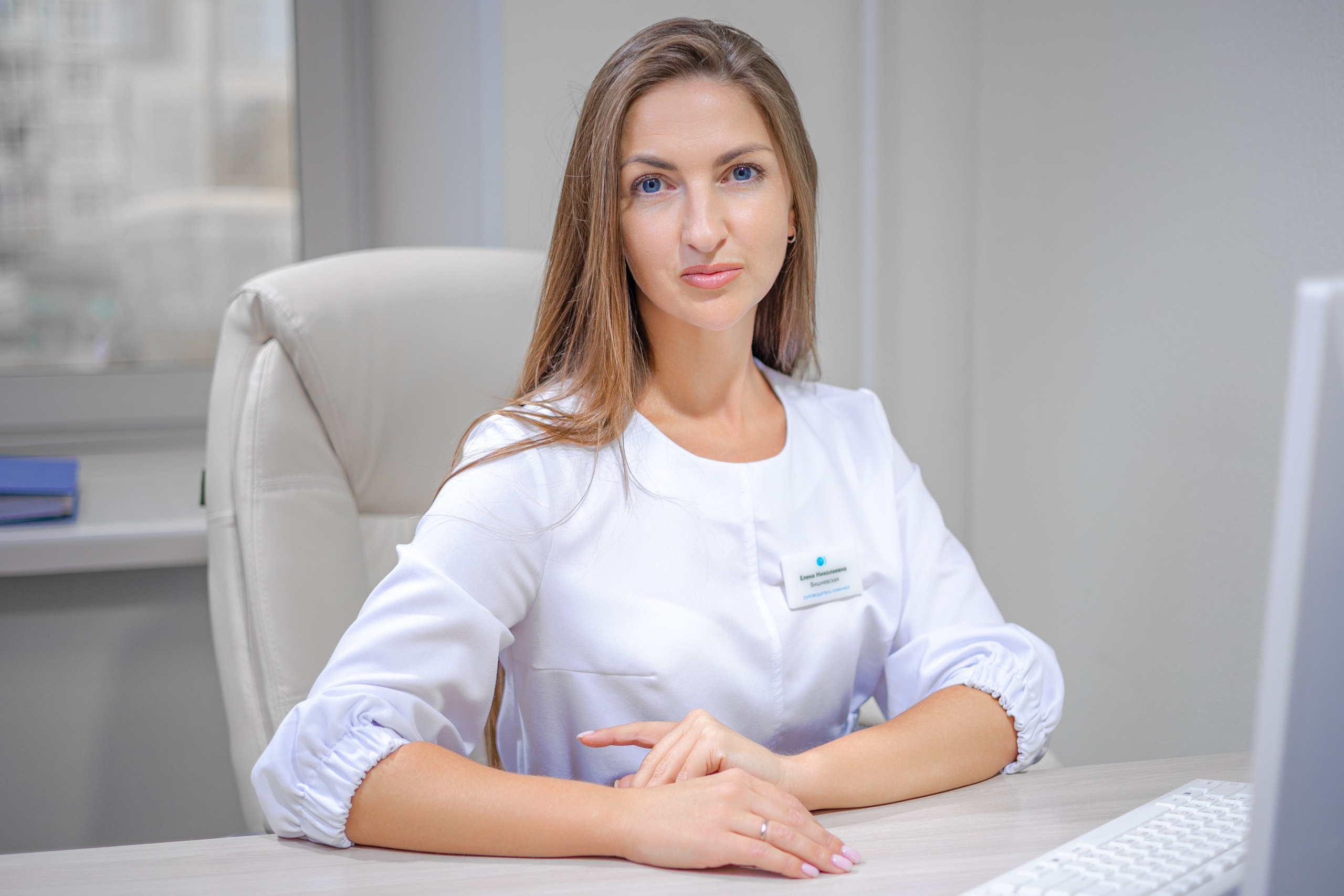 Портретная фотография медицинского работника в кабинете