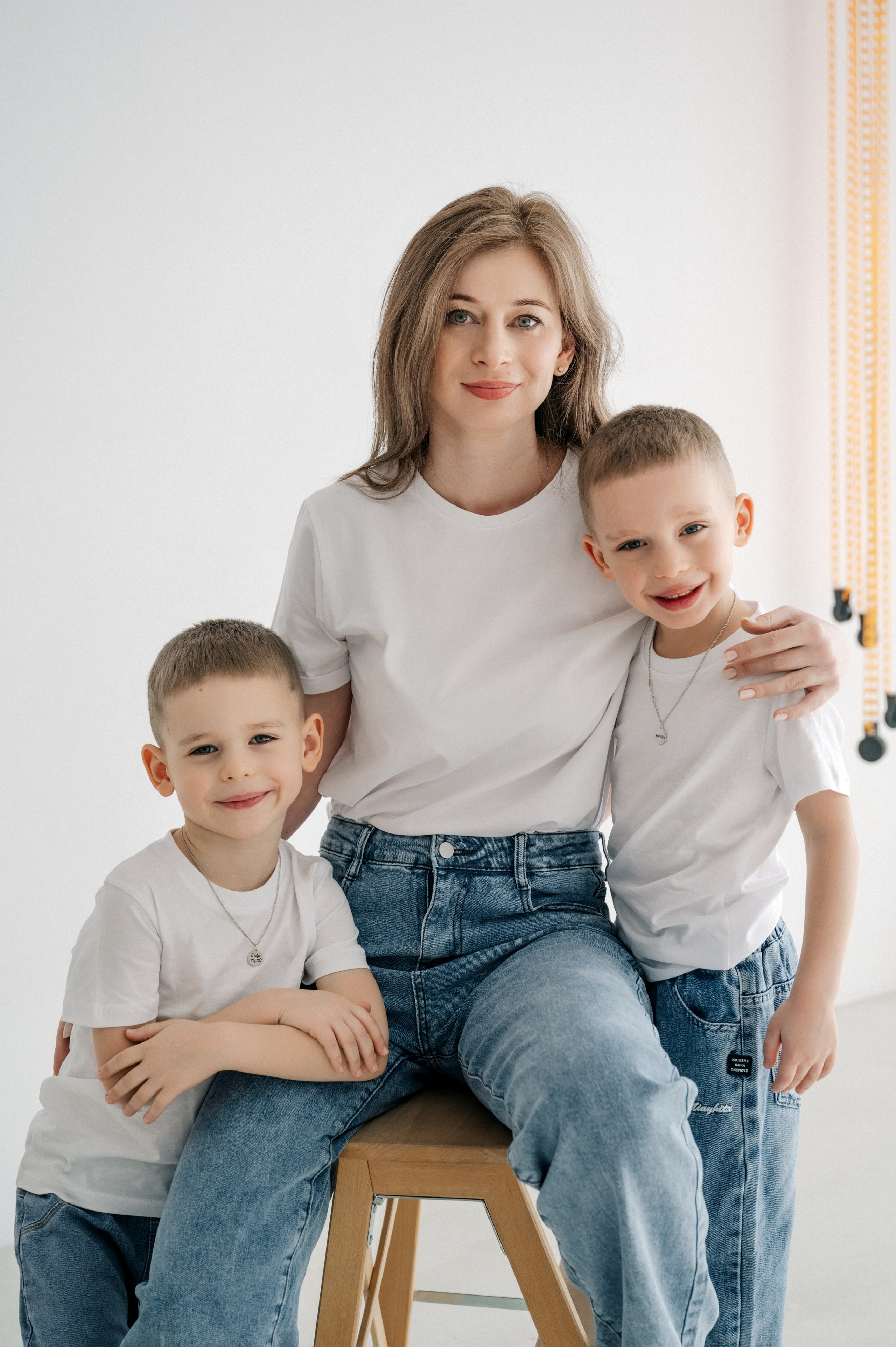 Семейная фотосессия мамы с сыновьями в фотостудии в Королёве. Свадебный и семейный фотограф Виктория Носачёва. Щелково, Москва и МО