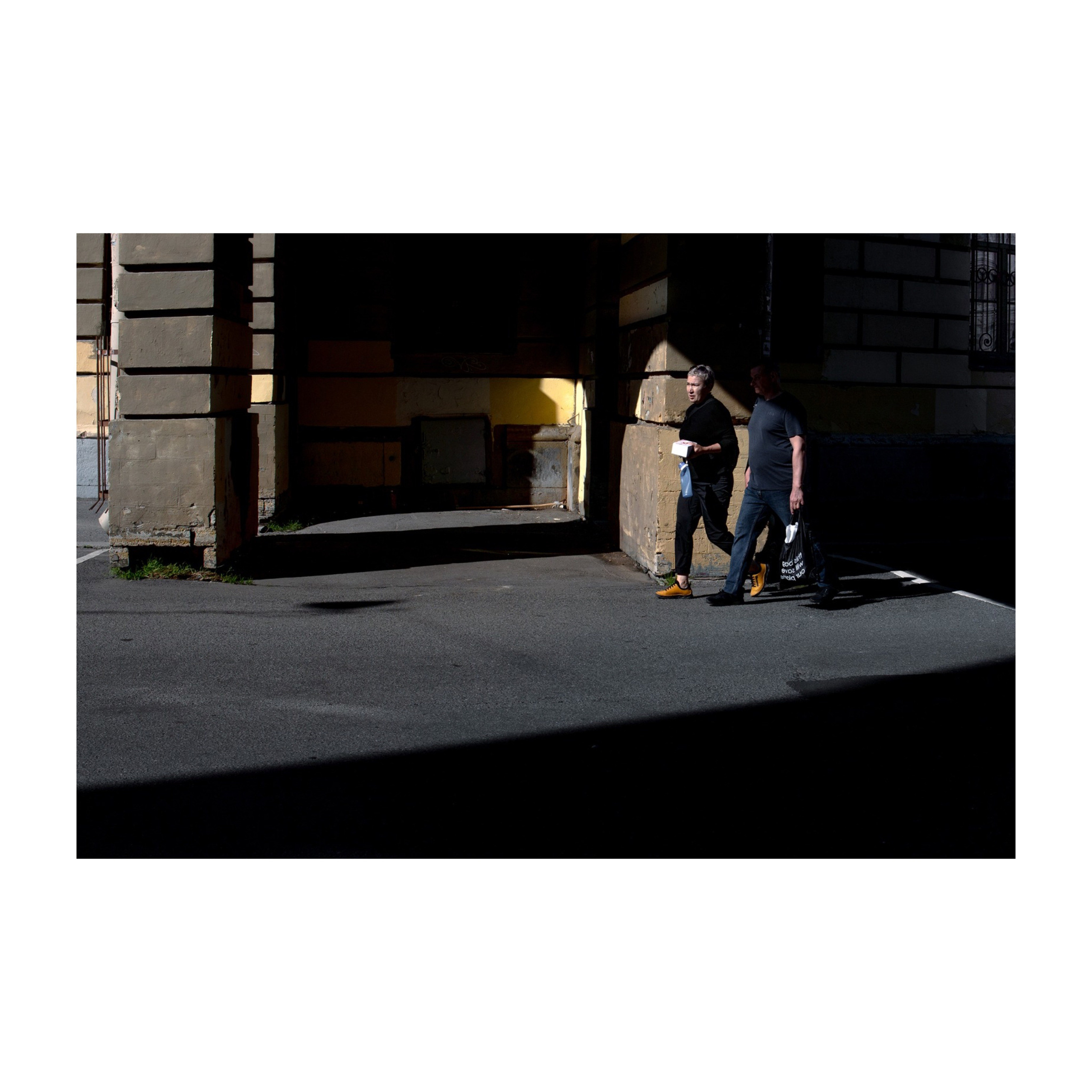 В Питере хорошая погода). Город наполнен правильными тенями и предосенними питерцами). High-quality interior photos for your home, office, hotel