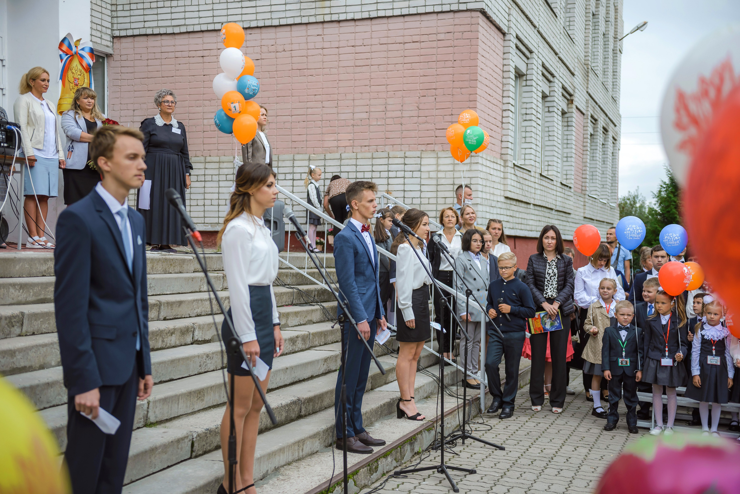 Линейка 11-е классы 2023. Фотограф Галина Лисанова, г. Брянск