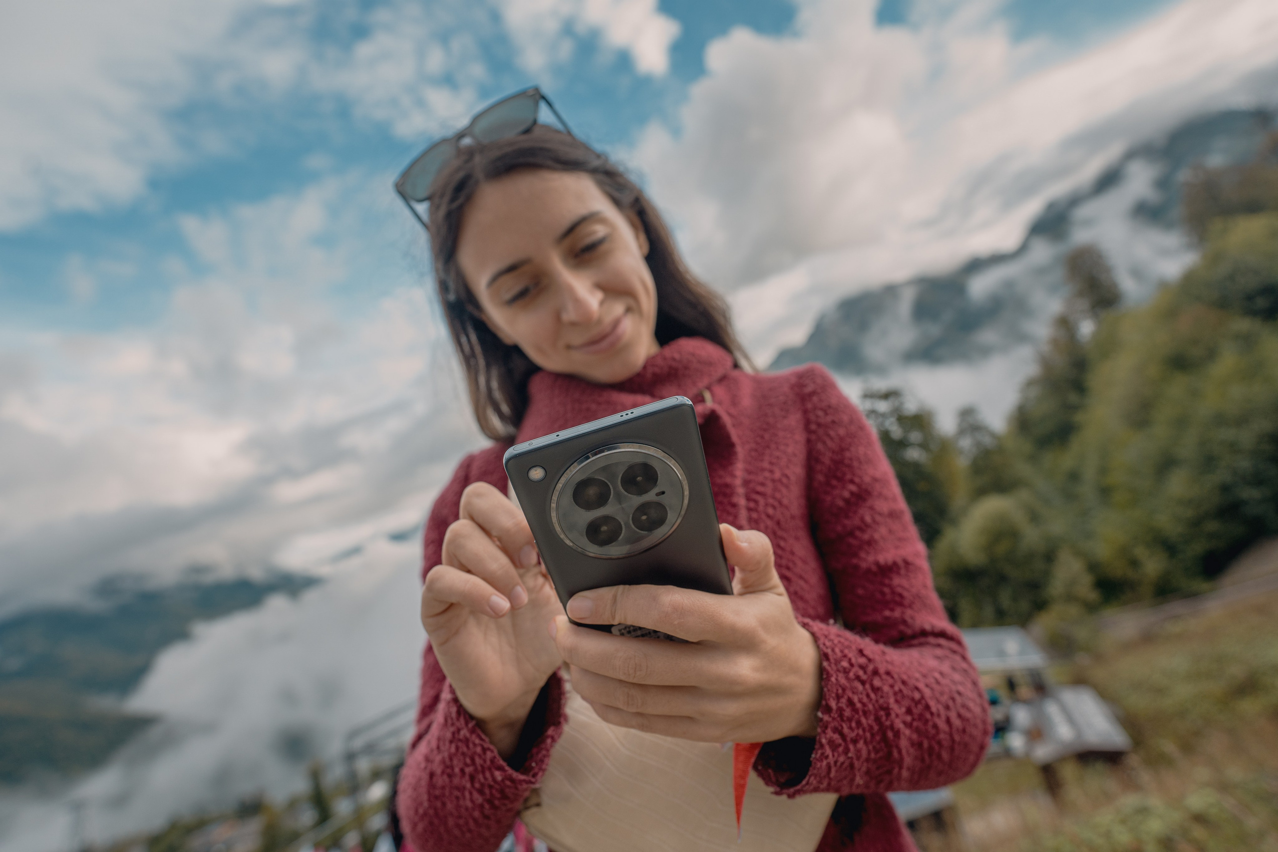 Общее фото девушки для промо рекламы телефона