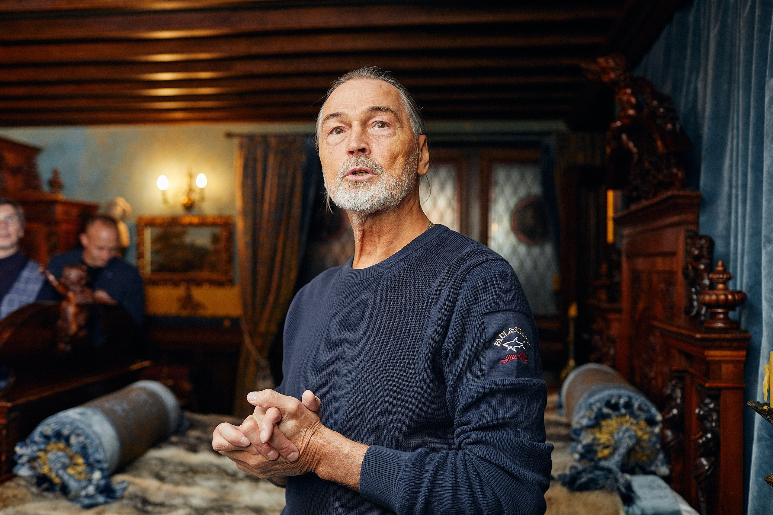 Никас Сафронов — экскурсия по дому. Репортажный фотограф в Москве Константин Дерягин