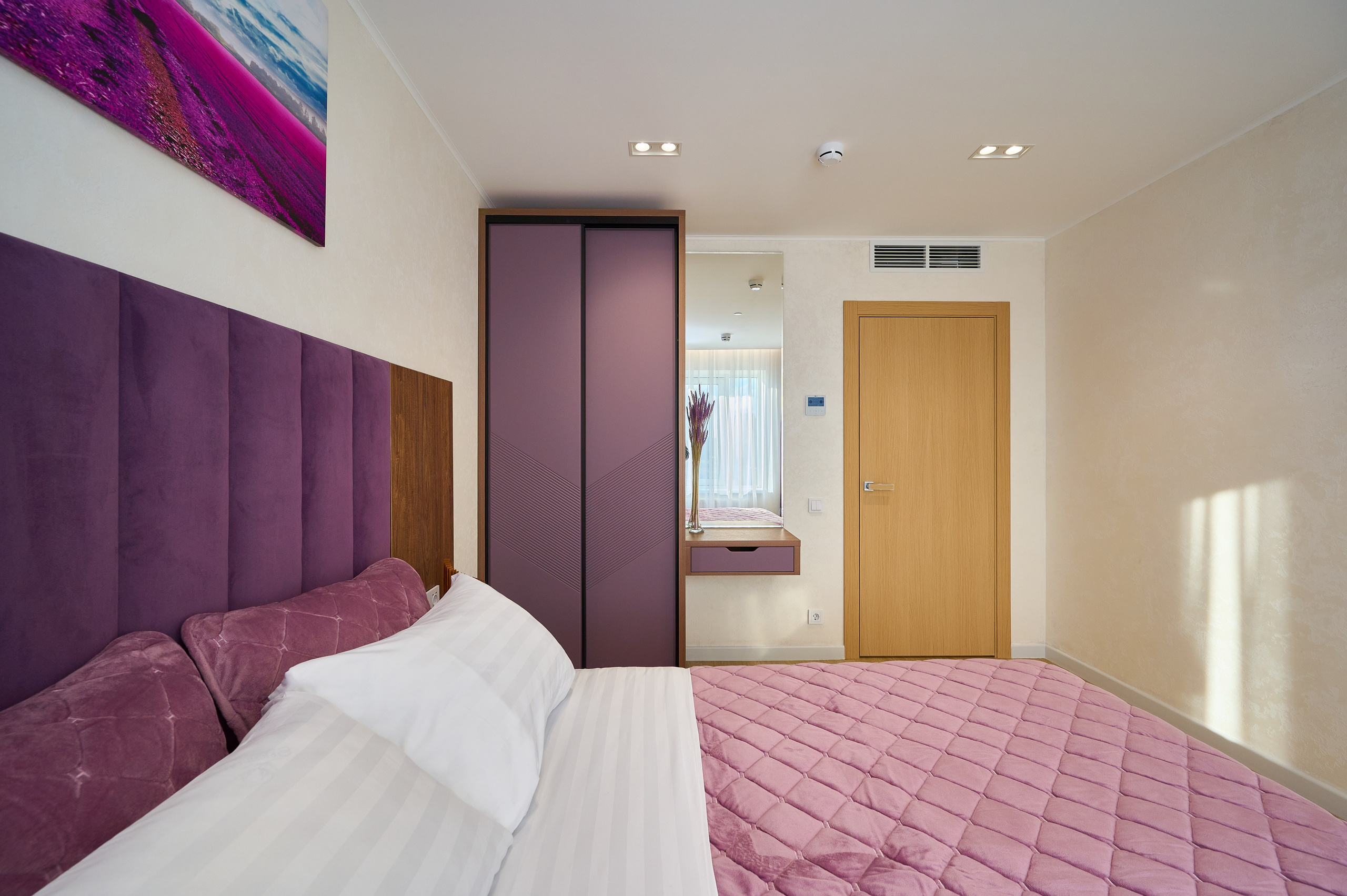 комната фиолетовый шкаф полка зеркало 