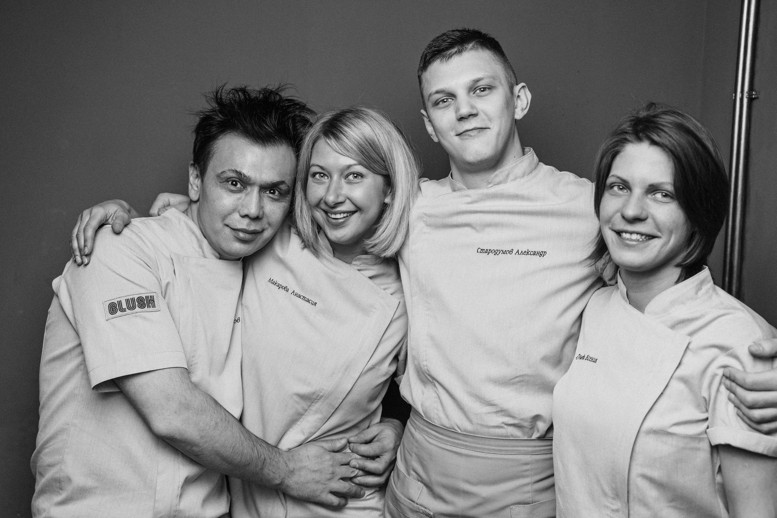 Командная фотография персонала ресторана в рабочей форме