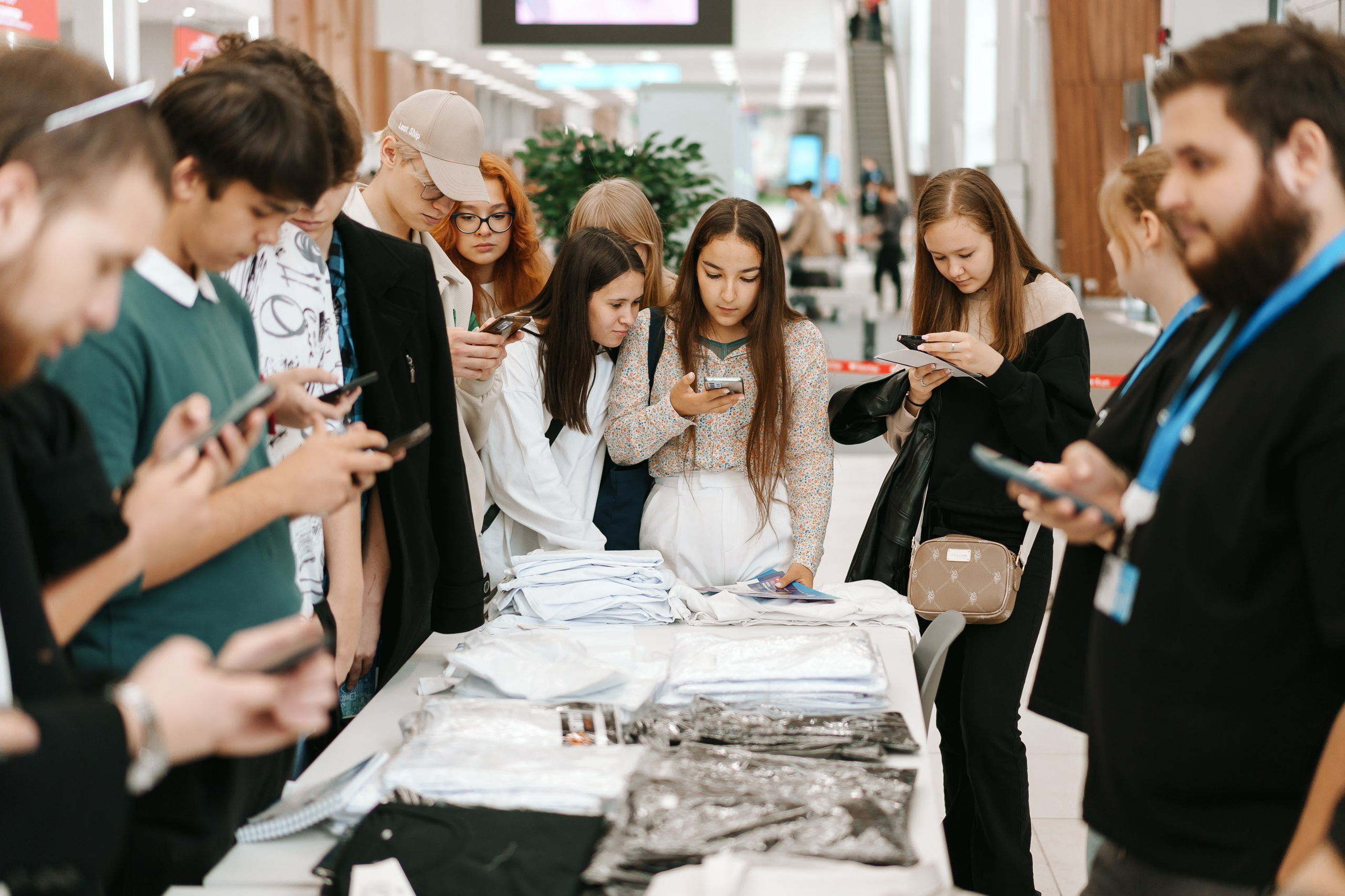 Гости выставки у стенда CustomLab — демонстрация оборудования Казань Экспо