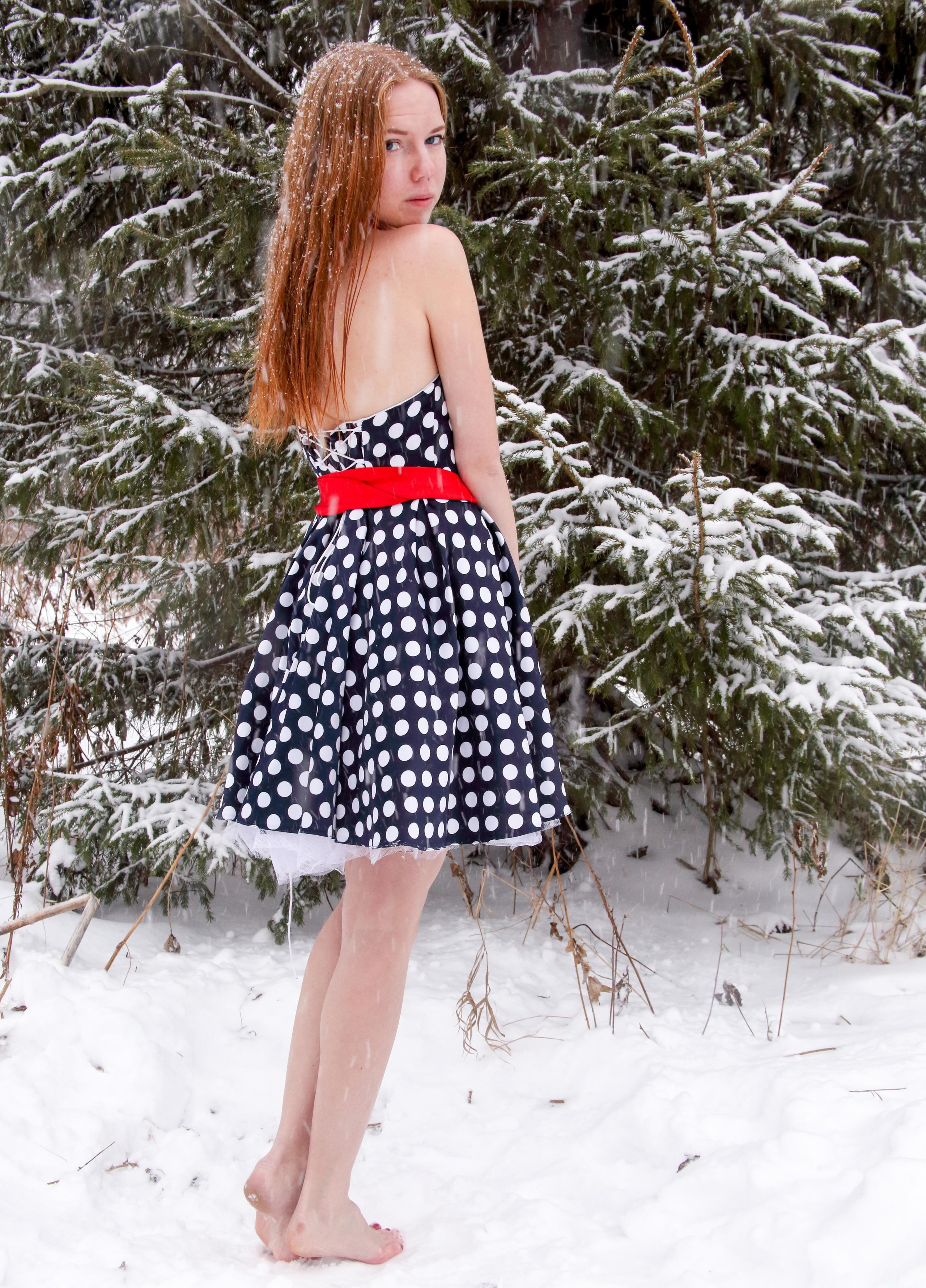 Света босиком на снегу. Фотограф Пермь. Фотосессия в фотостудии Перми и на свежем воздухе