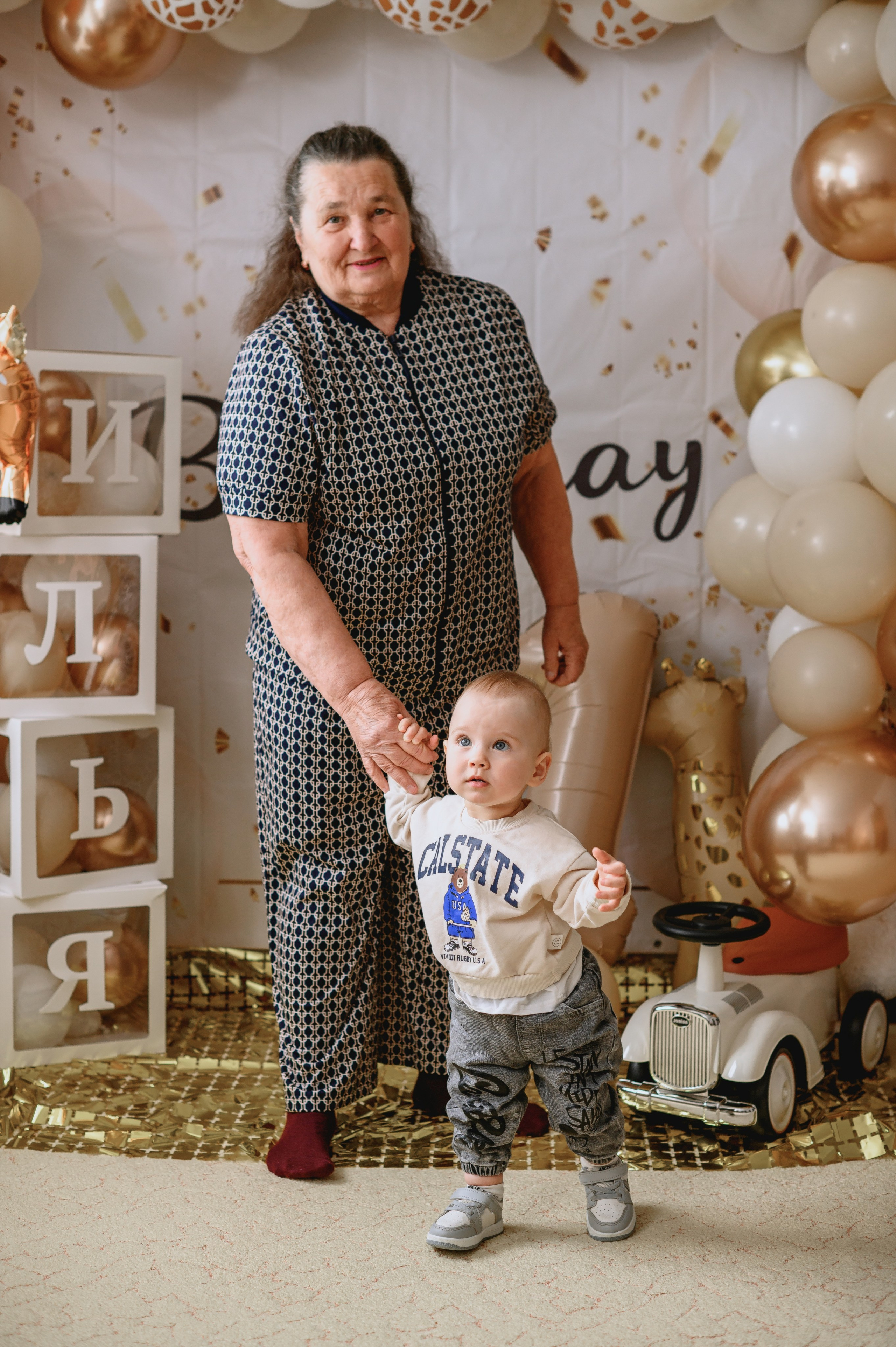 Дома во дворе и на фотозоне. Годик. Фотограф Котова Валентина