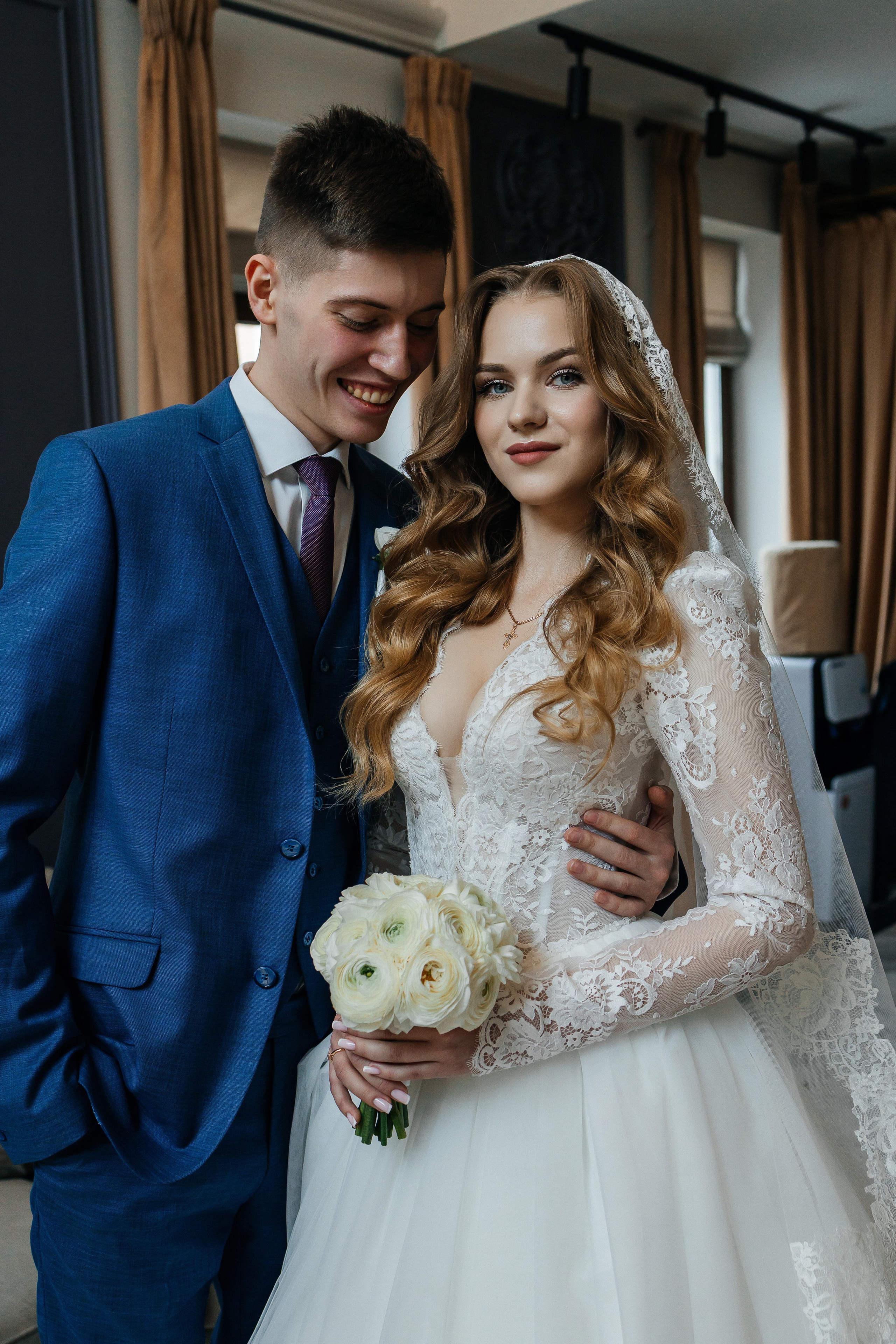 Роскошное утро пары в номере отеля. Олег Сверчков | Свадебный фотограф Вологда