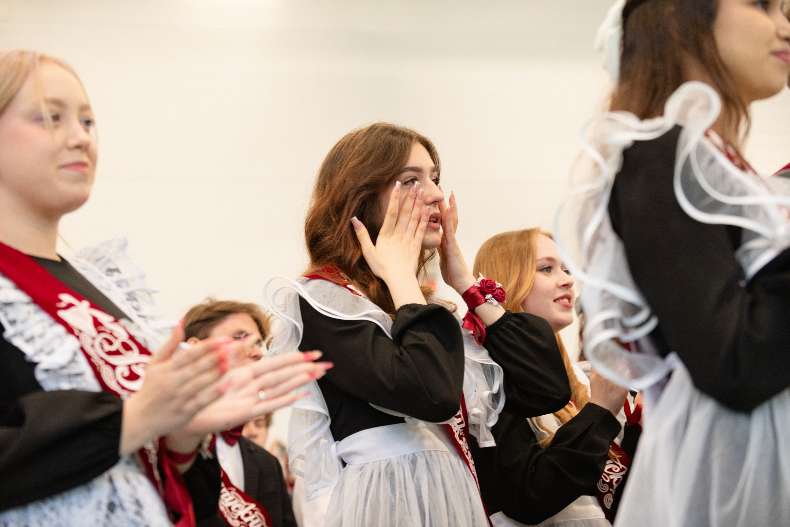 Съёмка выпускного в школе для 11 класса в Сургуте от профессионального школьного фотографа