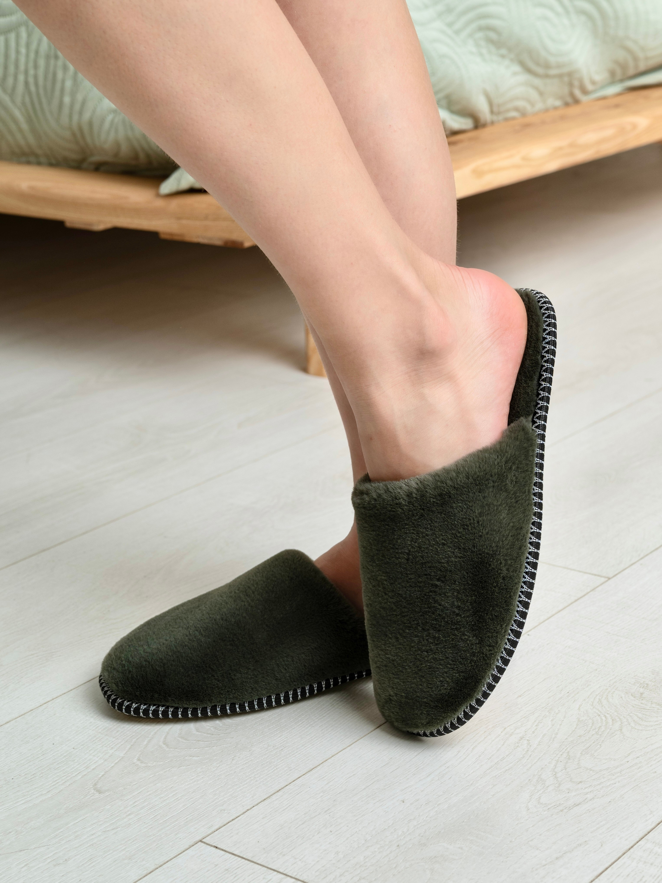 Меховые тапочки. Предметный фотограф, фото для маркетплейсов Пятигорск, КМВ