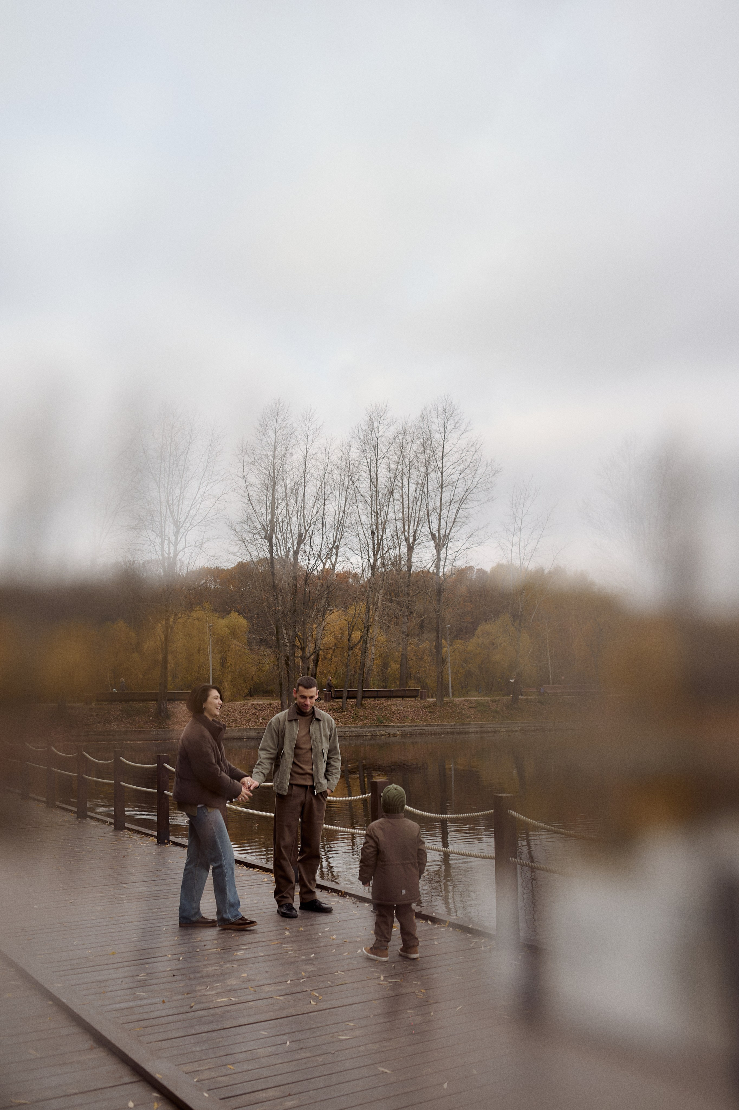 Вова, Юля и Максим в осеннем парке. Семейный и свадебный lifestyle-фотограф в Москве Мария Петрова