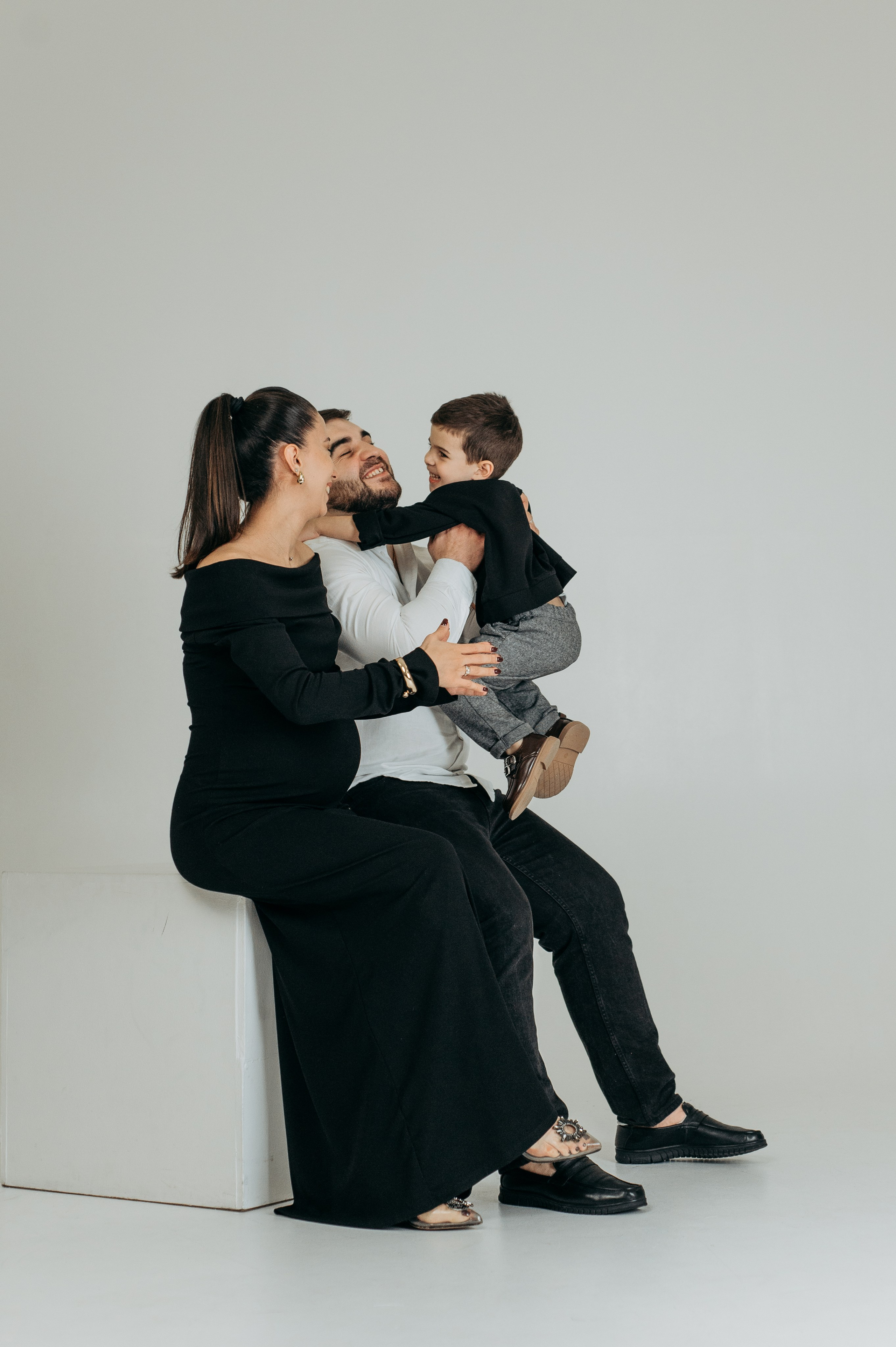 Семейная фотосессия на циклораме. Семейный и свадебный фотограф в Санкт-Петербурге Юлия Мельникова