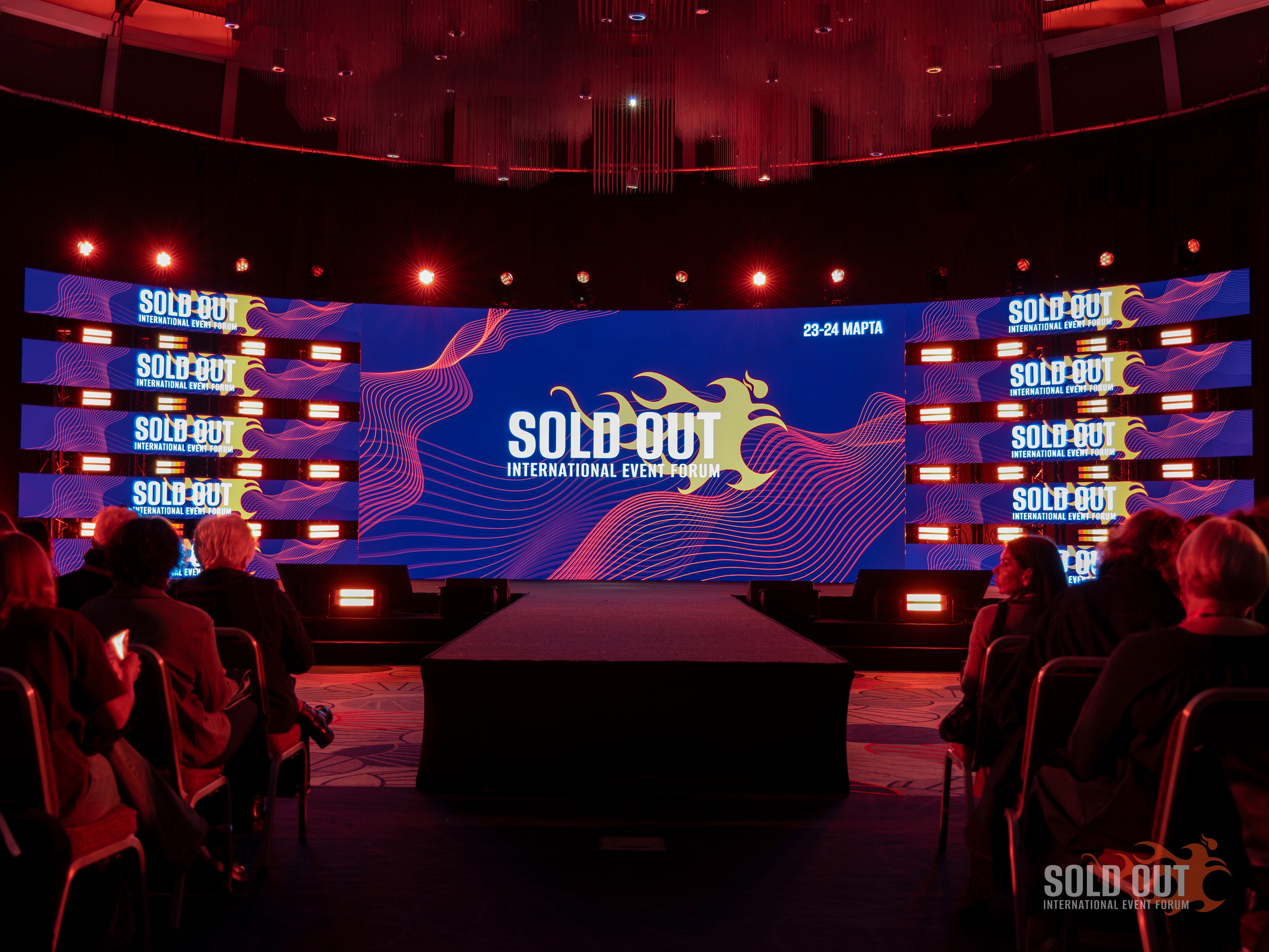 Декор пространства форума в фирменных цветах SOLD OUT.