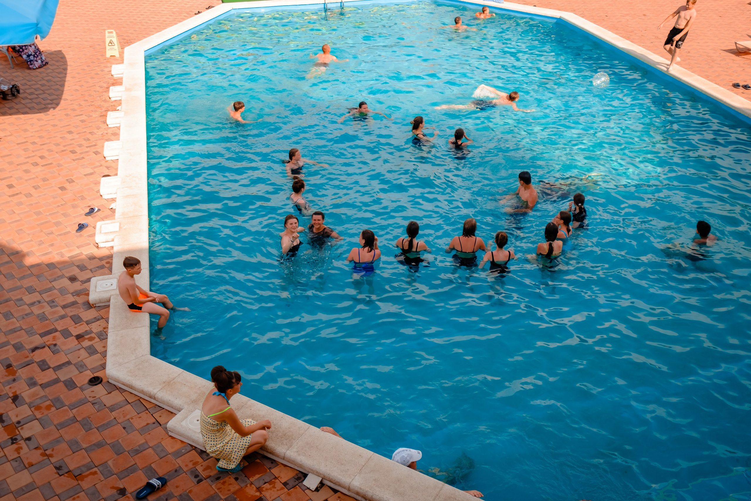 Друзья в бассейне на источнике