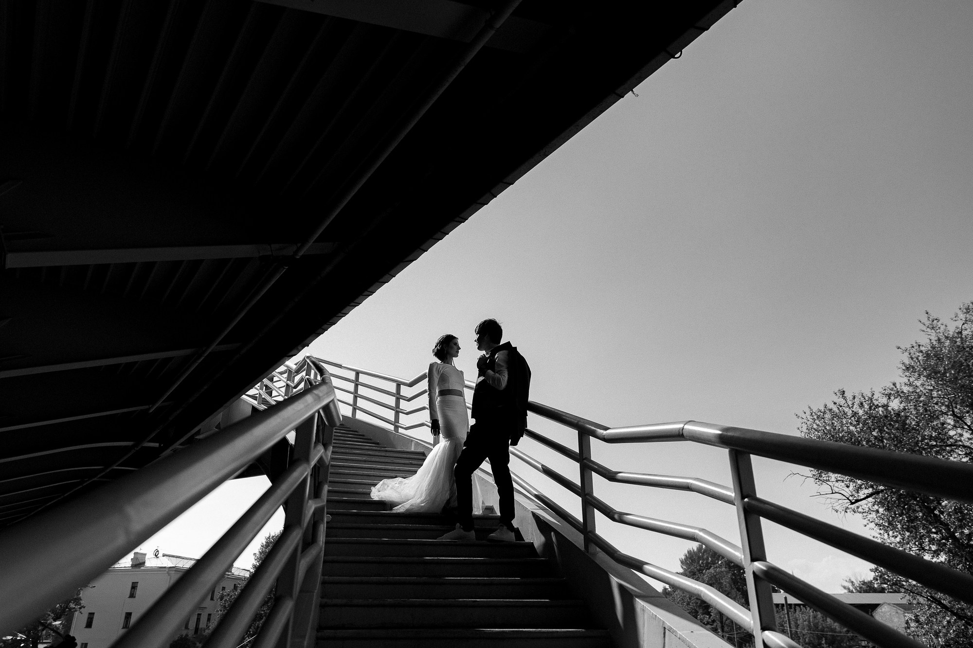 Жених и невеста стоят на мосту Бетанкура в СПб