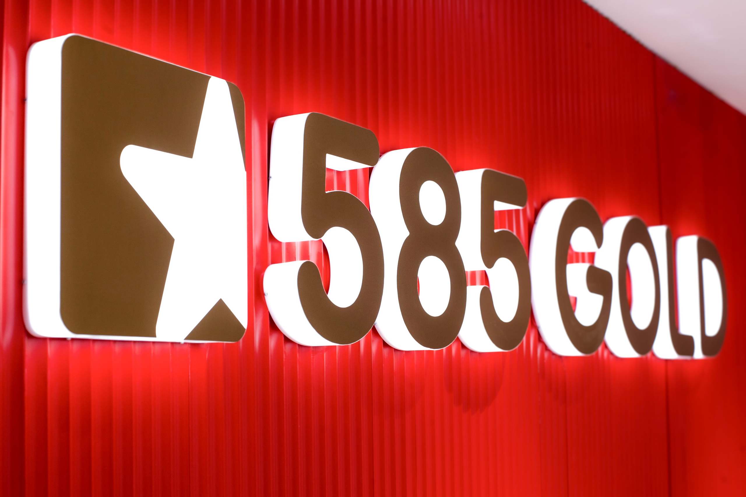 Фотосъёмка ювелирного салона «585 GOLD» для дизайн-агентства RETAILAB. Илья Михачёв Фотограф ПРО людей