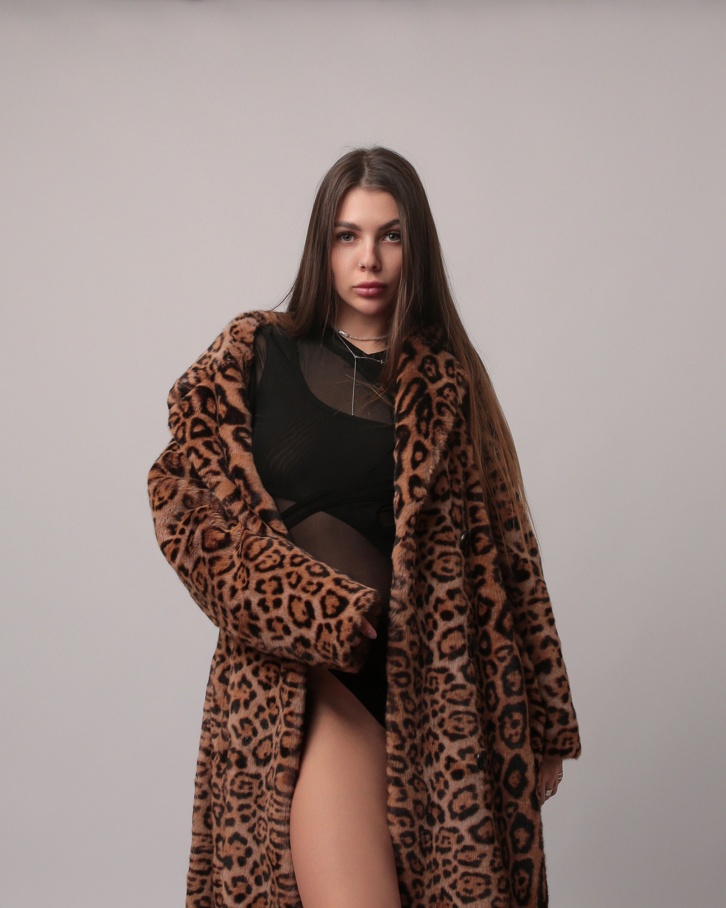 Откровенная фотосессия в леопардовой шубе