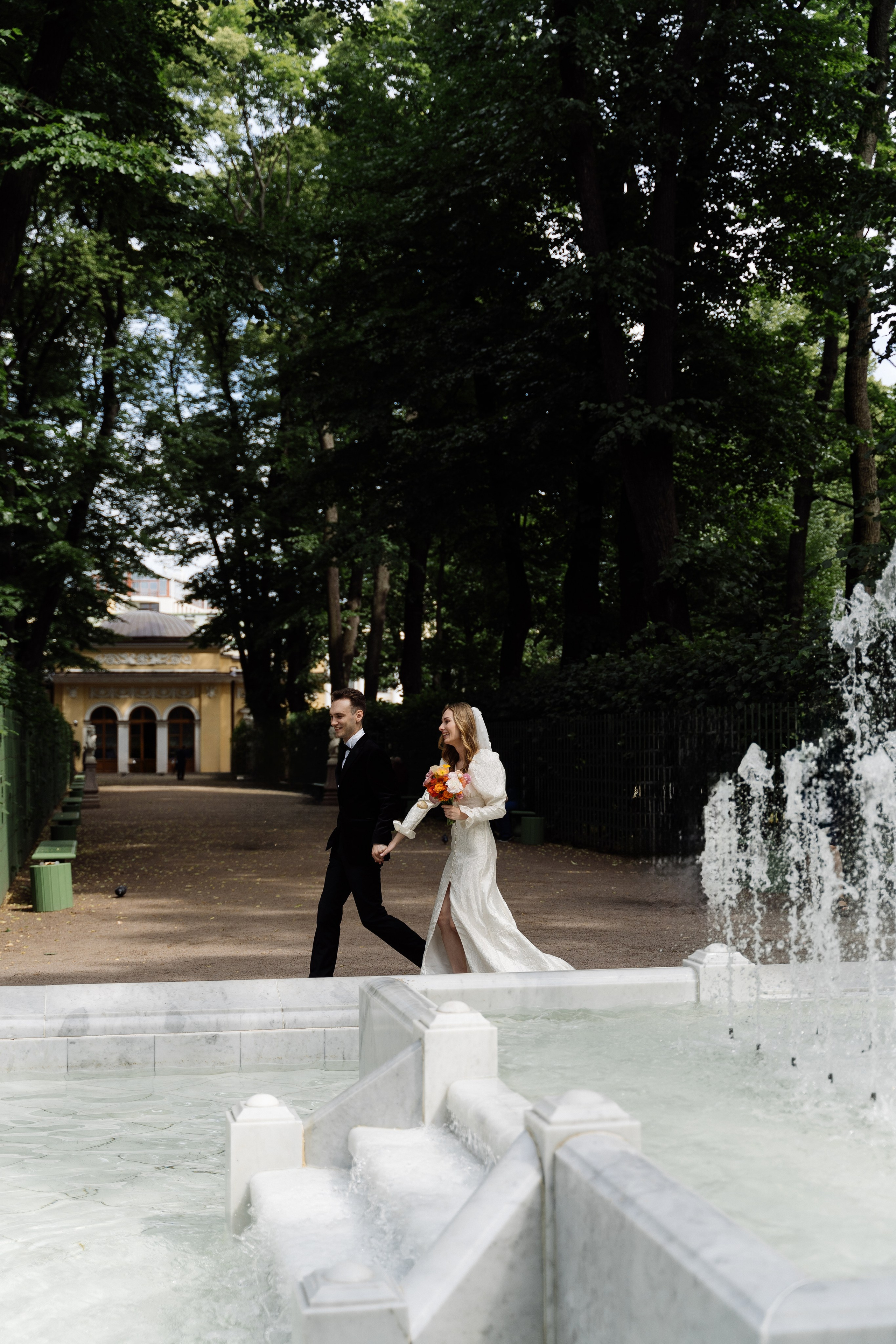 Камерная свадьба на фонтанке в сезонах. Свадебный фотограф организатор в Санкт-Петербурге Ассоль Опарина