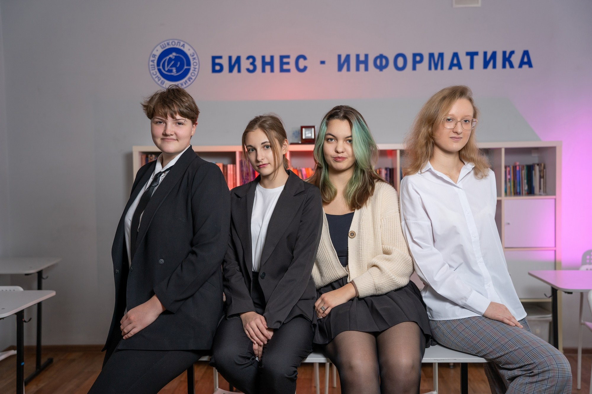 Фотосессия в 7 лицее с цветными фильтрами. СИГМА | Студия выпускных альбомов Красноярск