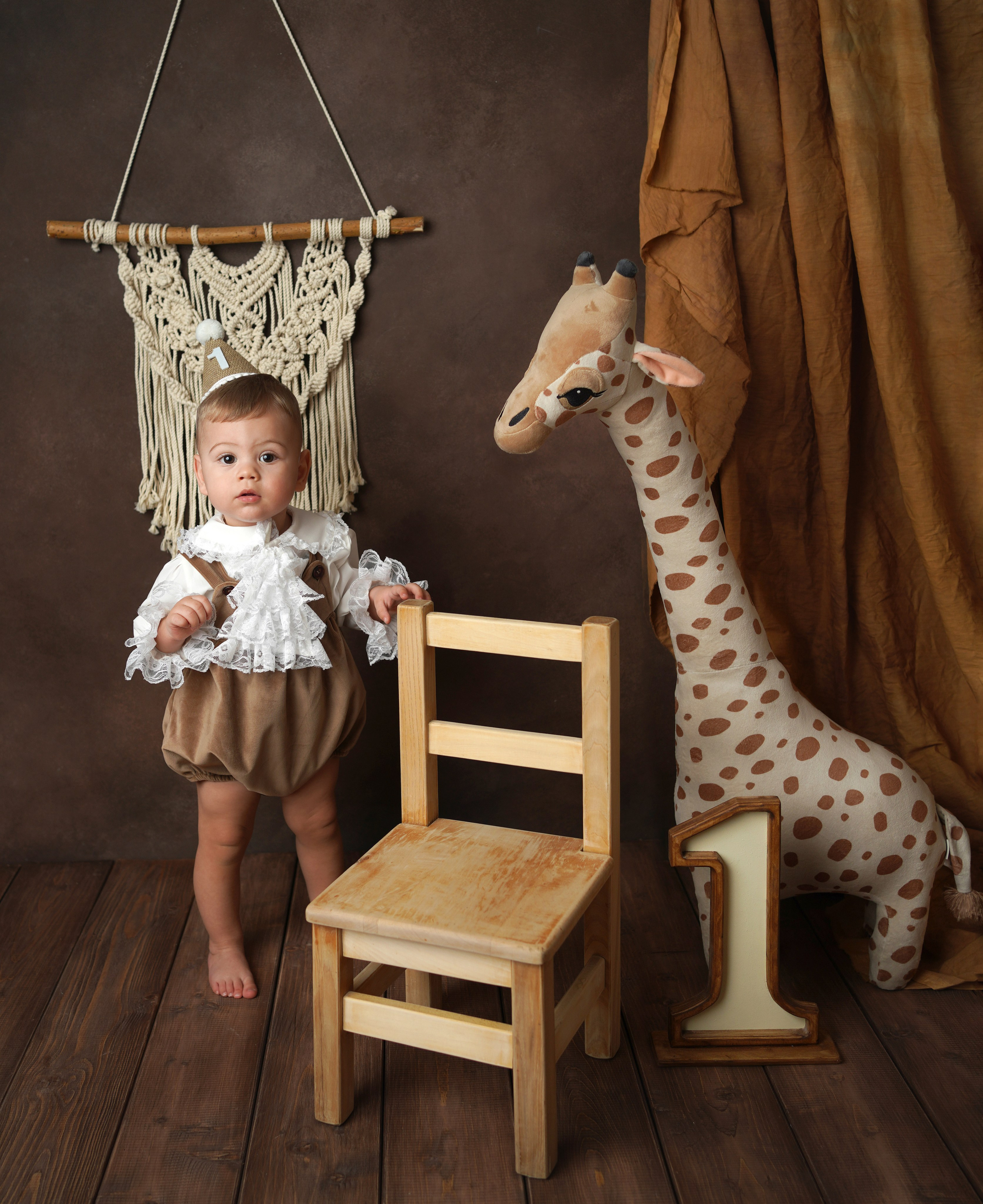 На фотосессии Первый годик  мальчик и жираф