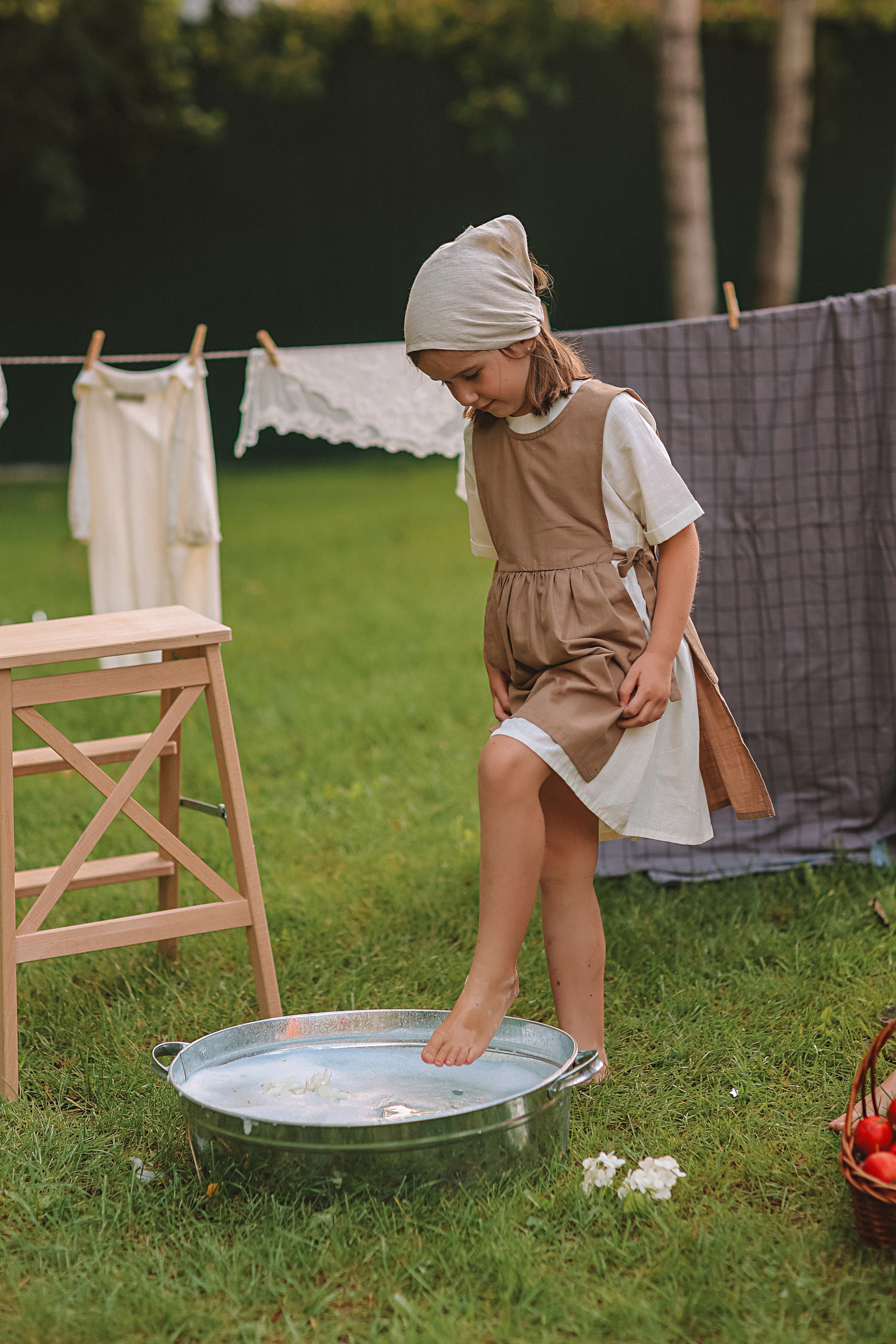 Стирка у дома. Семейный фотограф Тюмень, фотограф на роды Салмина Мария