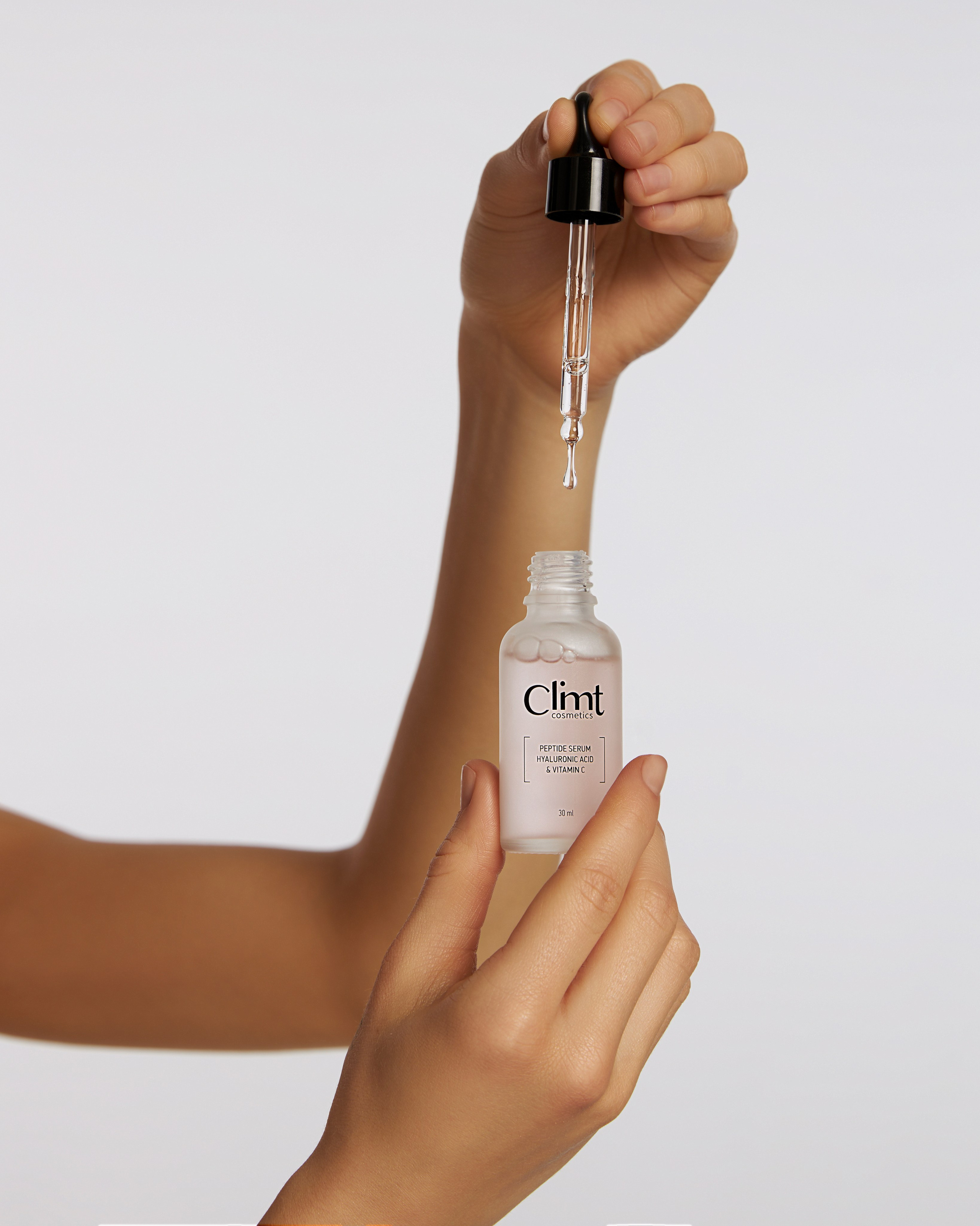 Увлажняющая сыворотка для совершенного вида кожи. На фото вы можете увидеть, как эта мощная формула преображает кожу, делая ее сияющей и здоровой. Подготовьте вашу кожу к совершенному макияжу с сывороткой Climtcosmetics.