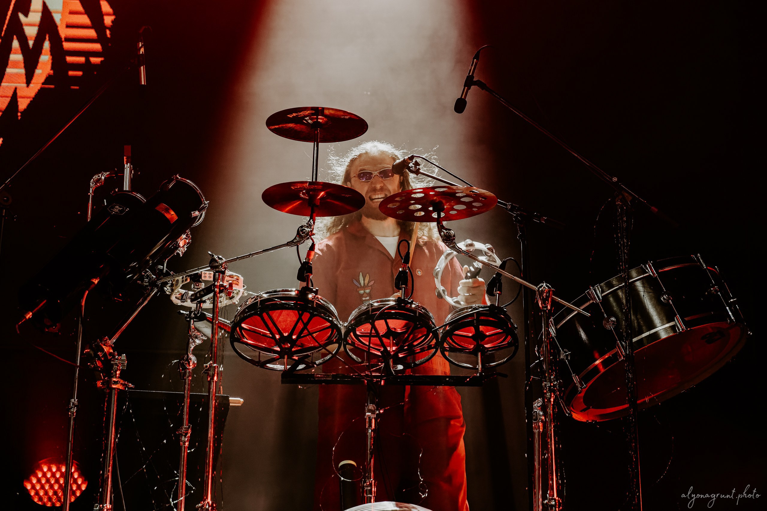 Багровый Фантомас, фоторепортаж, СПб, BASE, 14.12.2025. Алена Адрианова: фотограф в Санкт-Петербурге