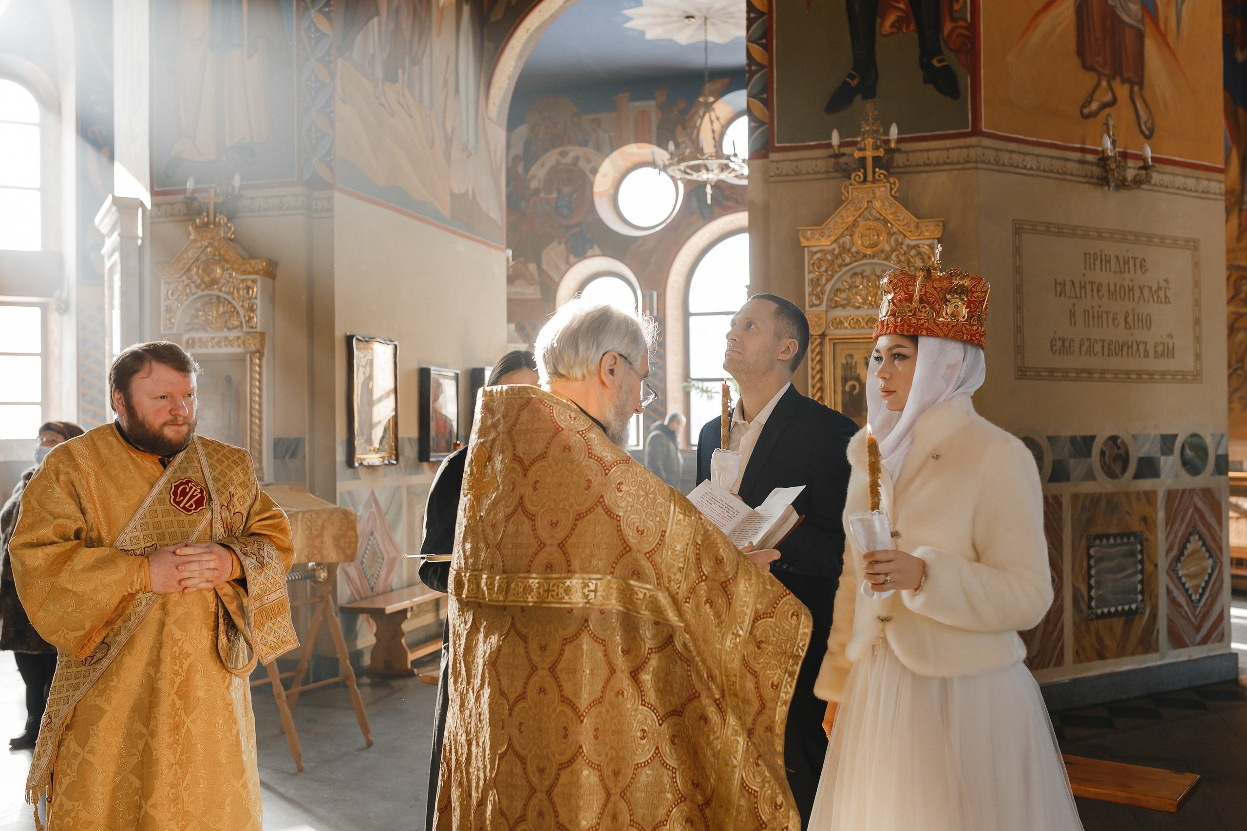 Профессиональный фотограф на таинство венчания в Москве и Московской области. Свадебный фотограф в Москве Мария Крош