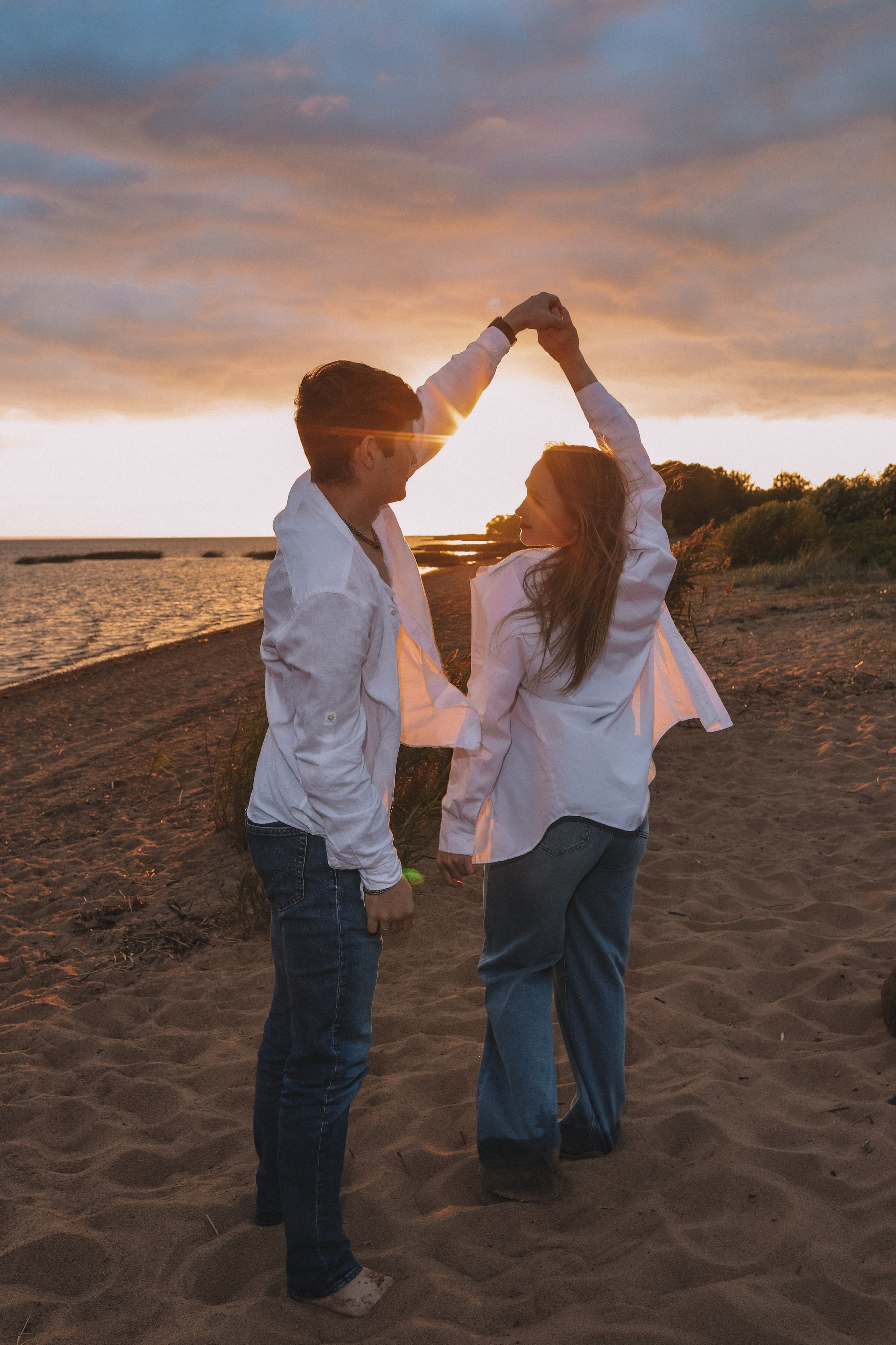 Девушка поднимает руки, движение, закат