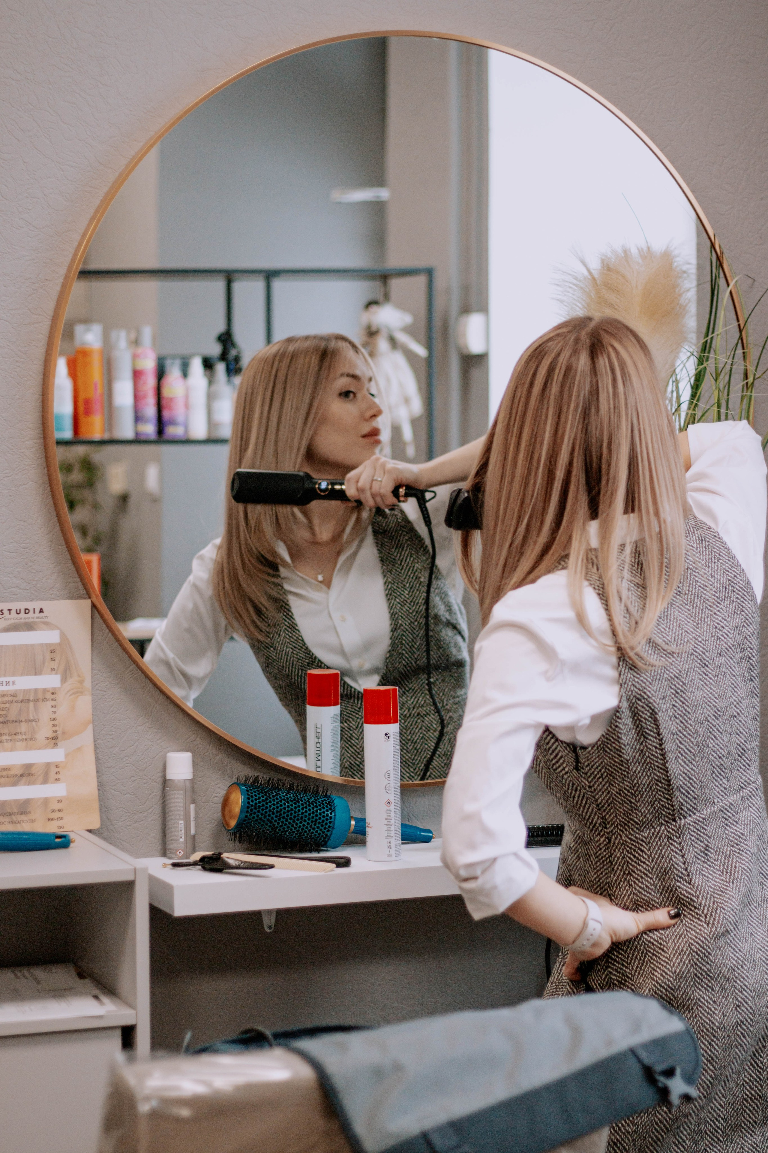 Настя- стилист по волосам. Бережно сохраняю ваши чувства и истории на своих фотографиях