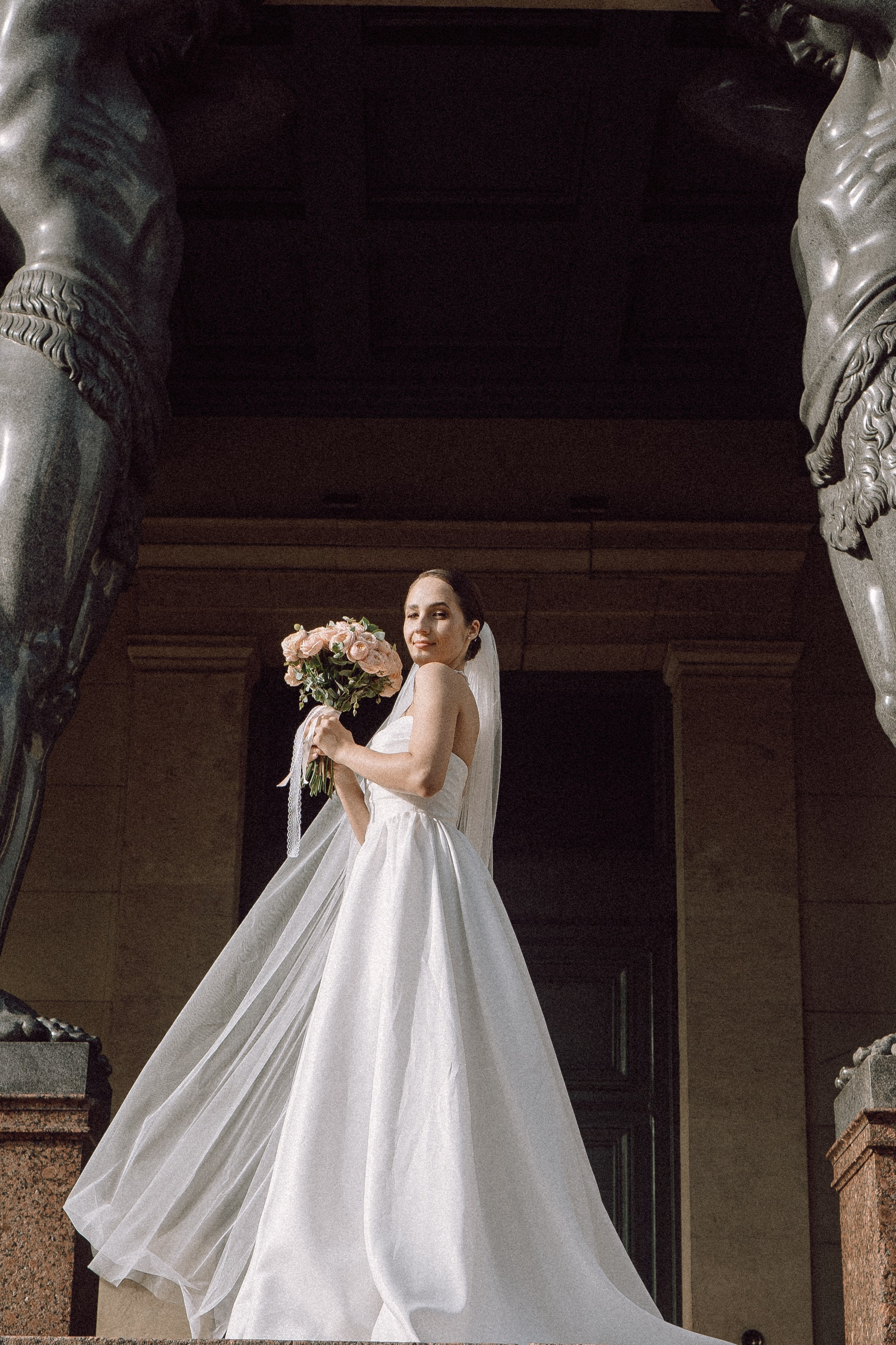 СВАДЕБНАЯ ПРОГУЛКА В САНТК-ПЕТЕРБУРГЕ (ИСАКИЕВСКИЙ СОБОР, ЗИМНЯЯ КАНАВКА, ЭРМИТАЖ И БОЛЬШАЯ МОРСКАЯ УЛИЦА). Профессиональный фотограф, Санкт-Петербург — Виктория Богомолова