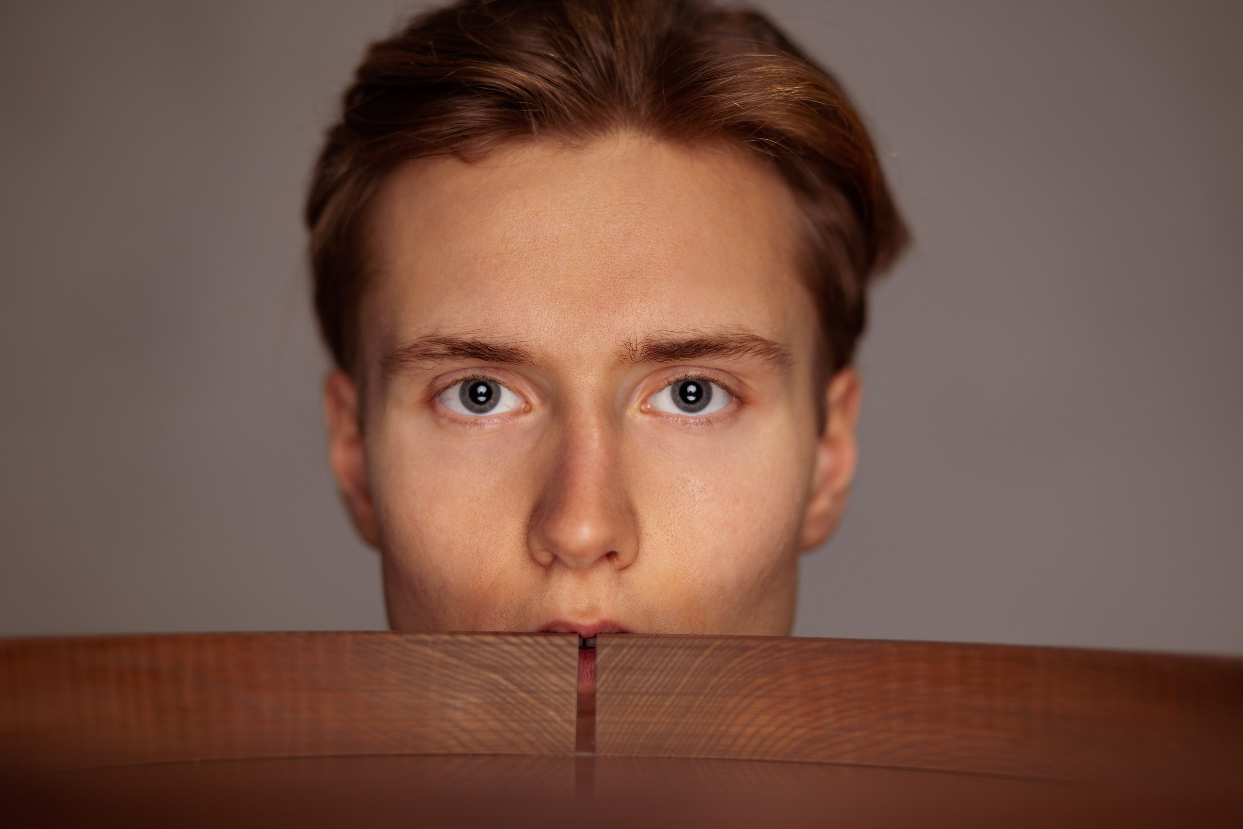 Кирилл Соляник актер фотосессия с зеркалом