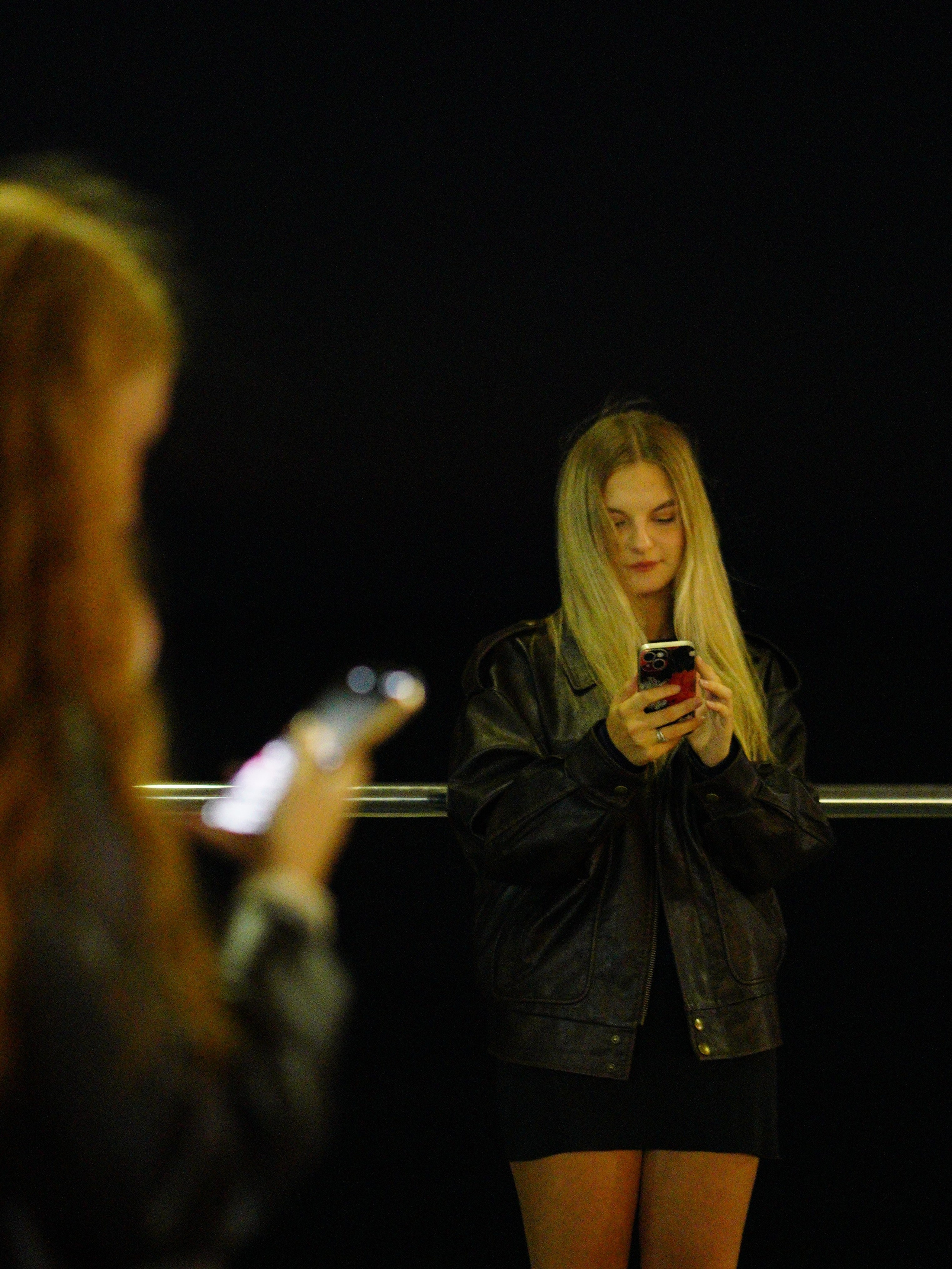 Блондинка и рыженькая красотка на пирсе. Фотограф Владивосток (художественный портрет, празднование, торжество, мероприятие, фотопрогулка)