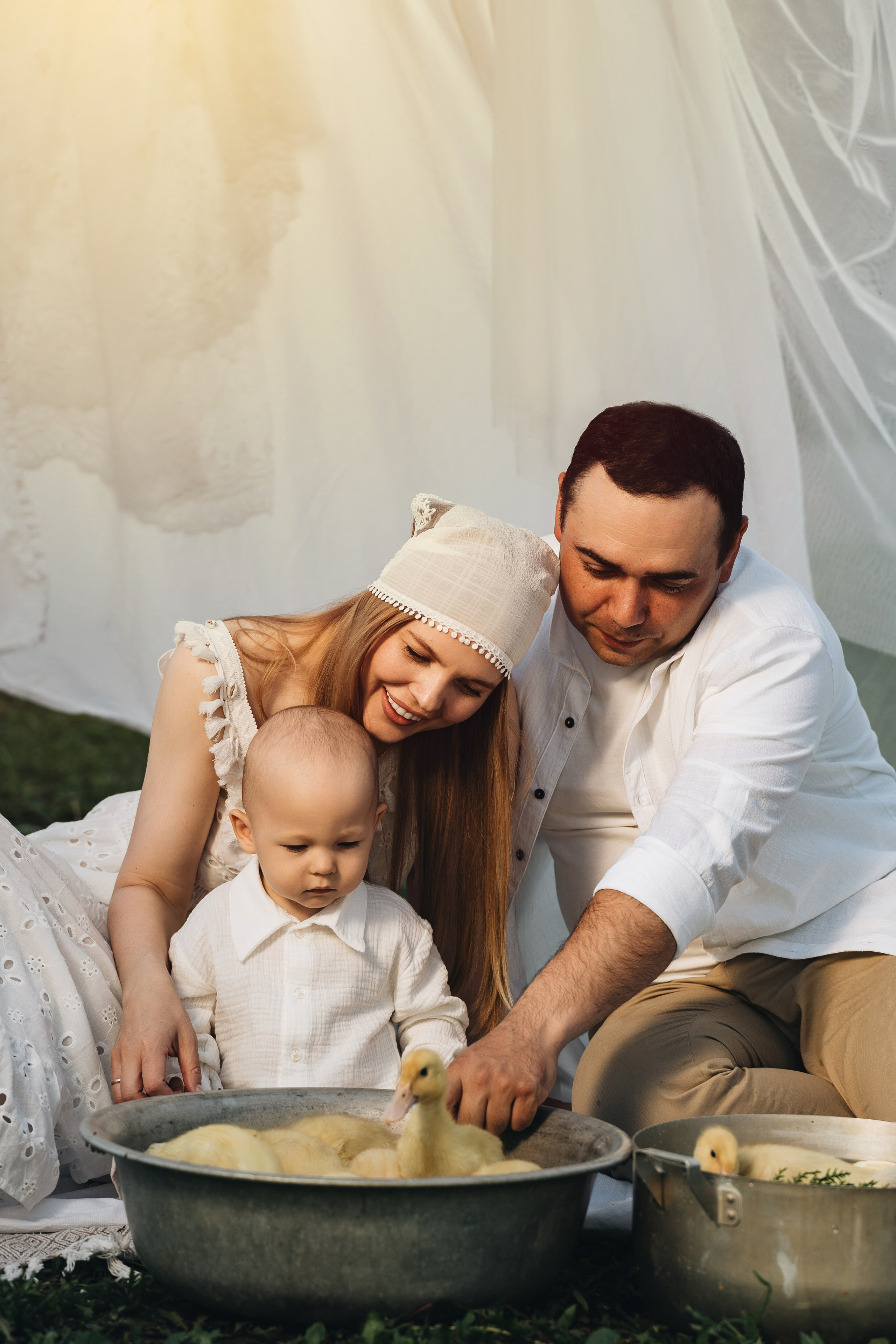 Фотограф Анапа, Геленджик, Абрау-Дюрсо, Новороссийск, Кабардинка, Темрюк, Краснодар – Семья весело проводит время с утятами на природе.  