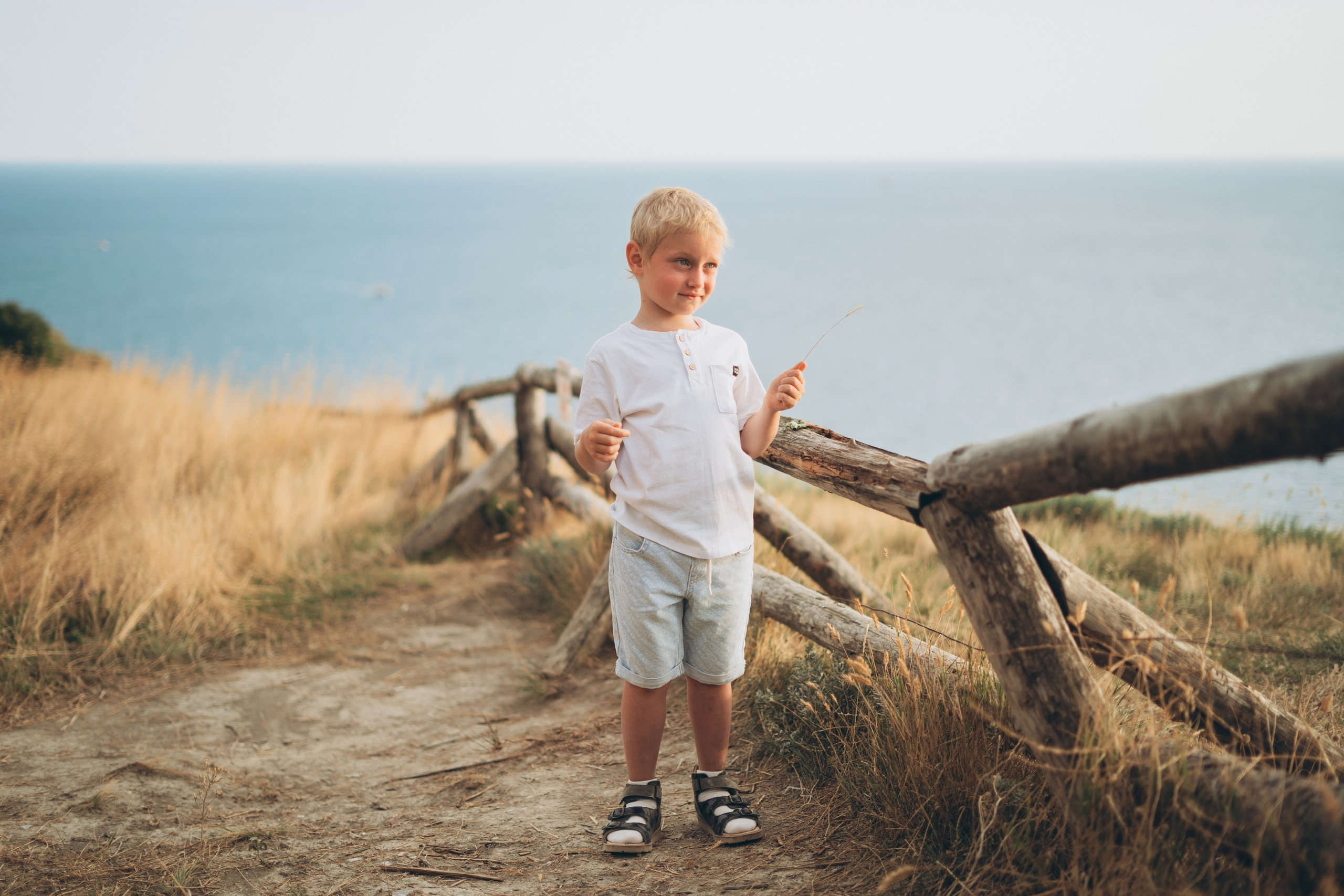 Абрау-Дюрсо: стильные семейные портреты среди виноградных лоз с бокалами местного вина, фотограф Абрау-Дюрсо