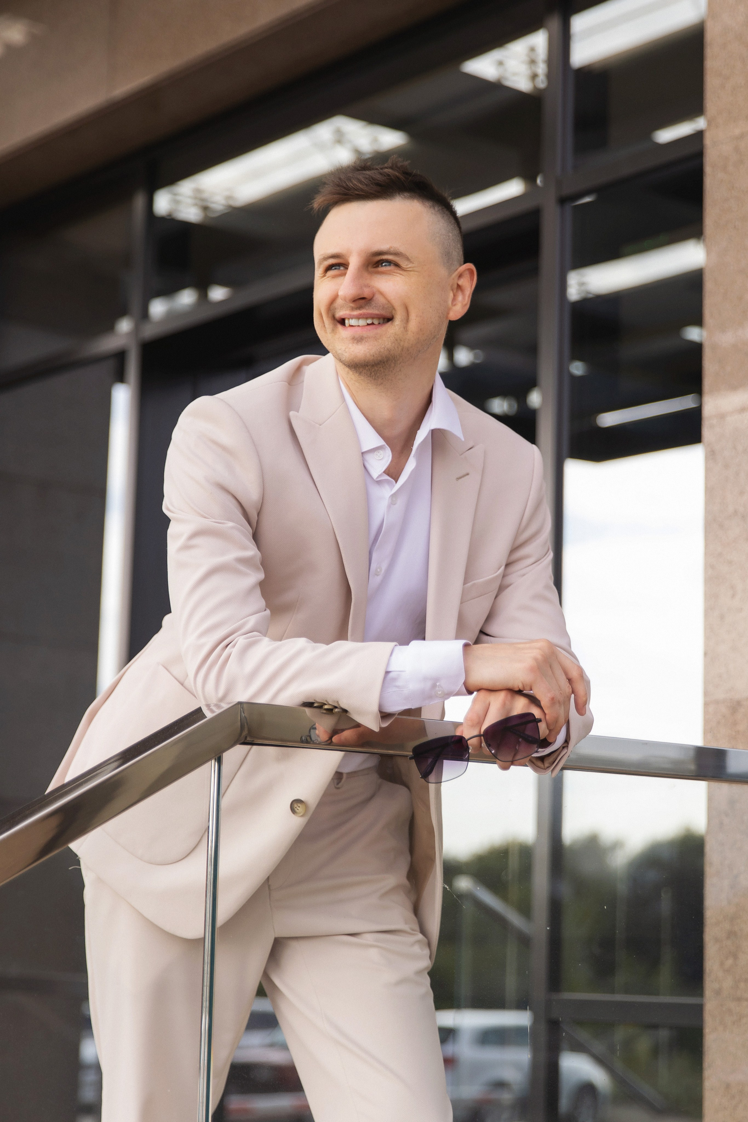 Улыбчивый жених опирается на поручень