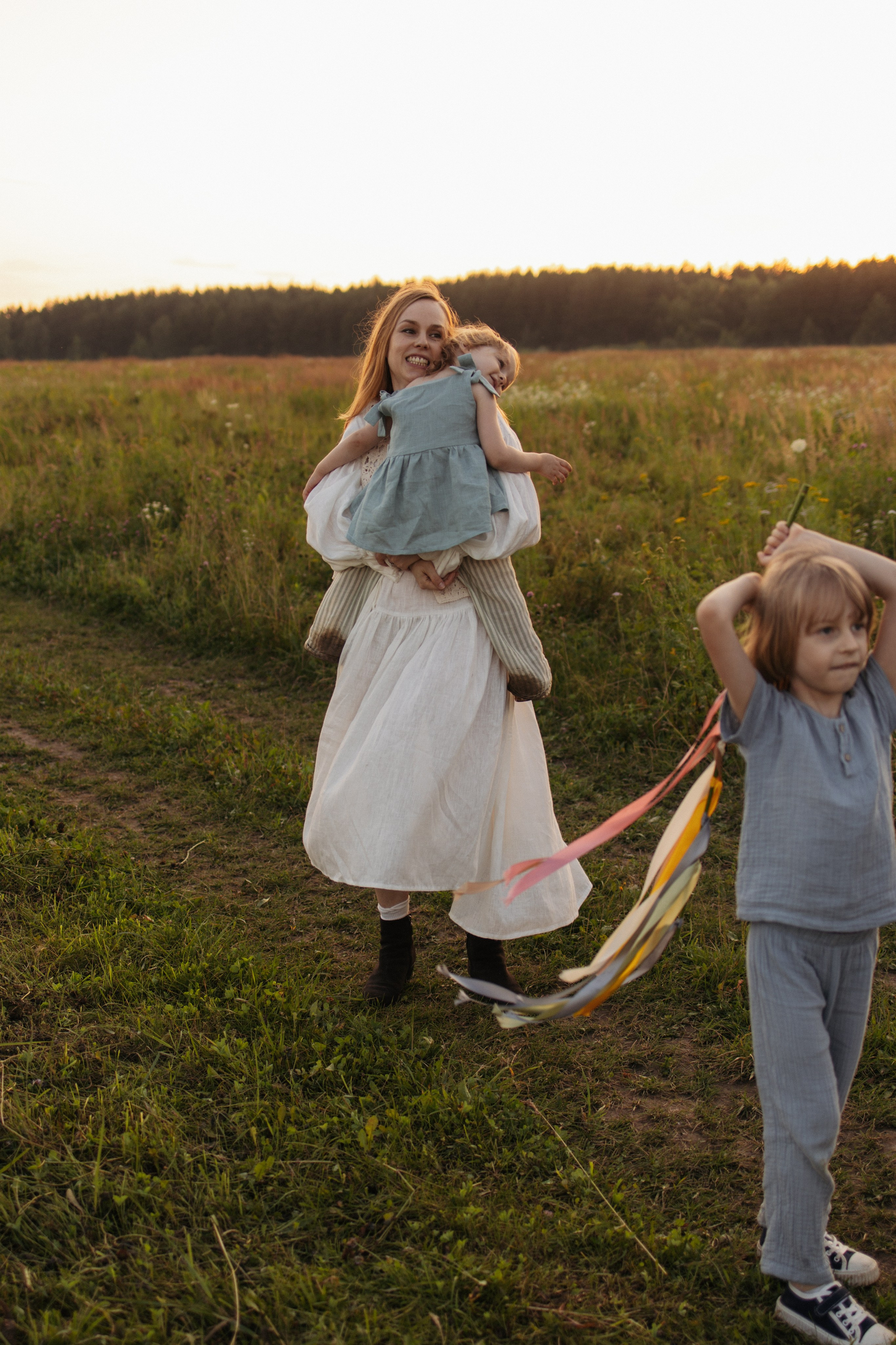 Семейная фотосессия в поле. Семейный фотограф в Москве Марина Петра