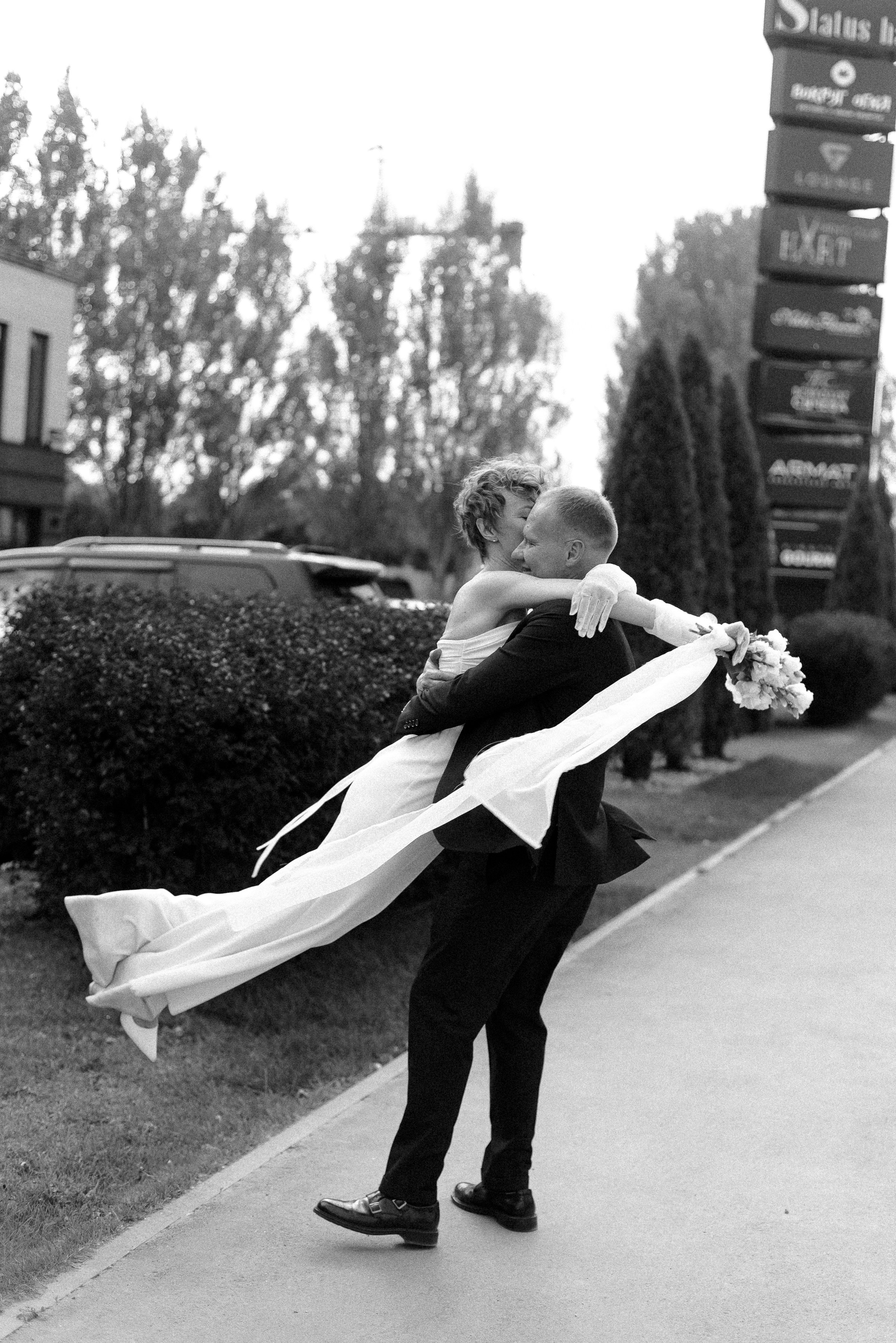 Жених кружит невесту на руках