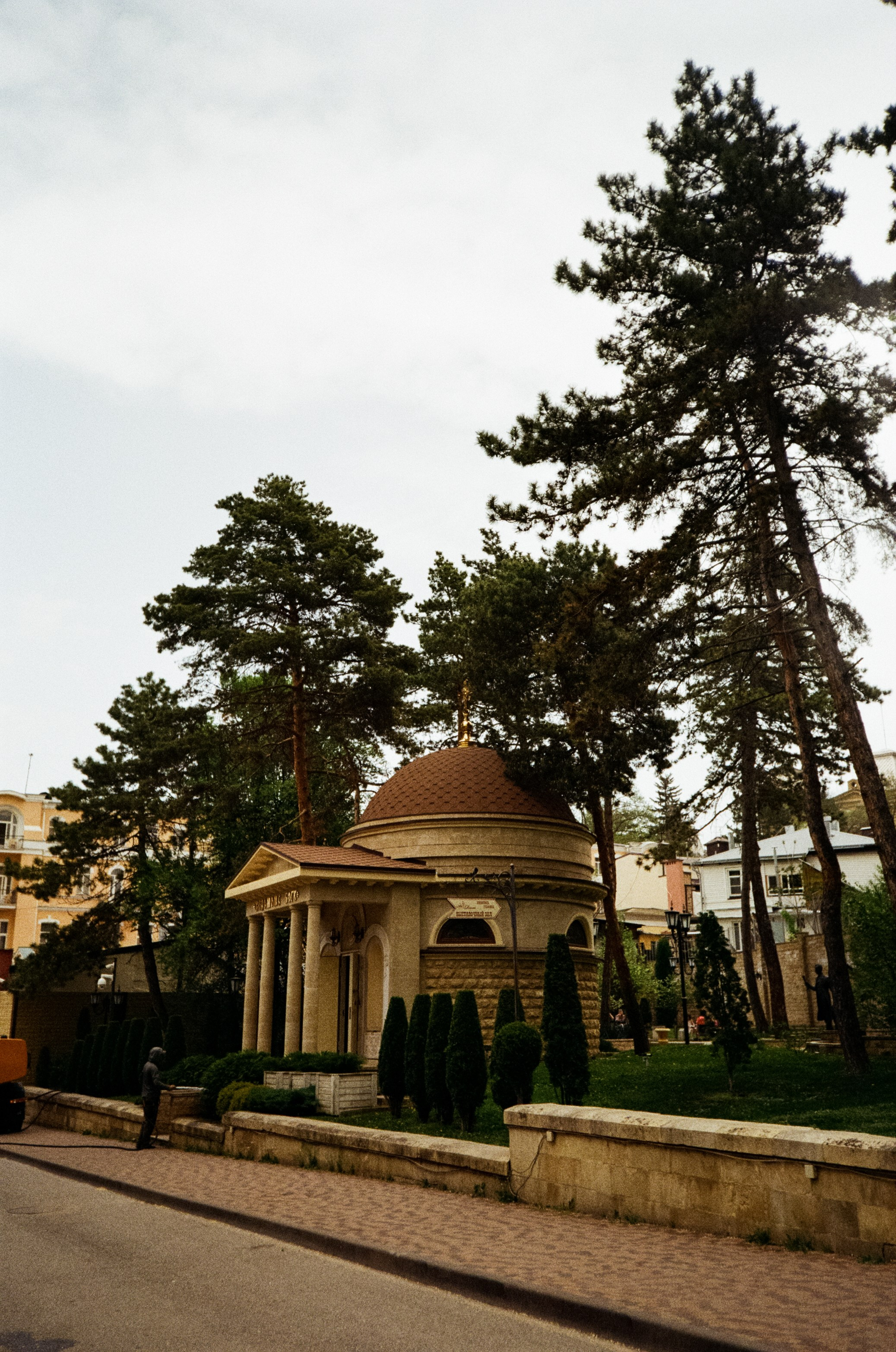 Дворик на Гагарина и Нарзанная галерея. Аллеи Кисловодска. Фотограф-документалист Мария Осокина