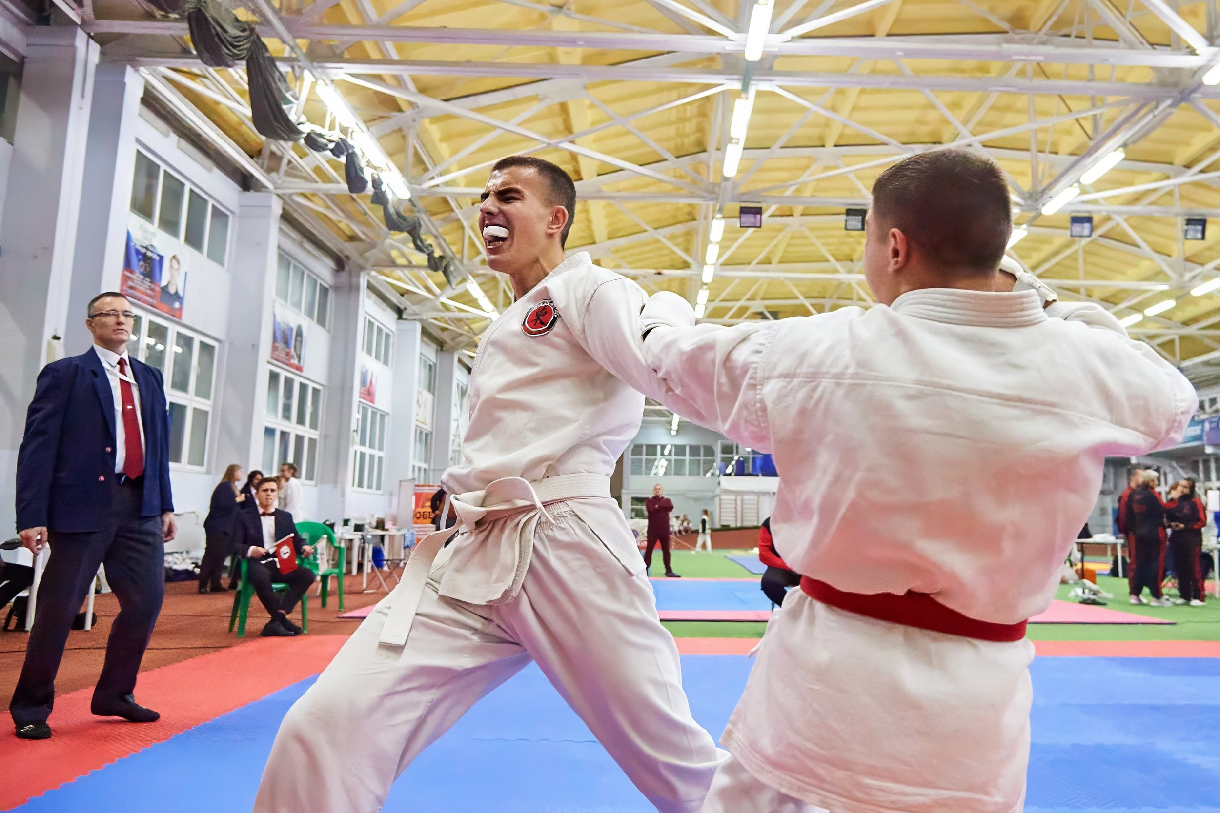 Спортивная съемка соревнований по каратэ в Шахтах - спортсмен кричит во время удара соперника