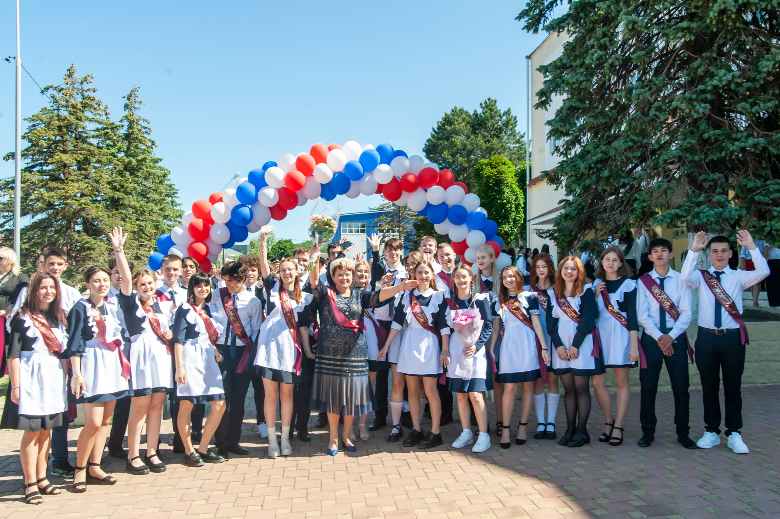 Последний Звонок МАОУ СОШ № 17 им. Эдуарда Есаяна — Архипо-Осиповка. Свадебный и семейный фотограф Денис Лукьянов в Краснодаре, Краснодарском крае и Республике Крым