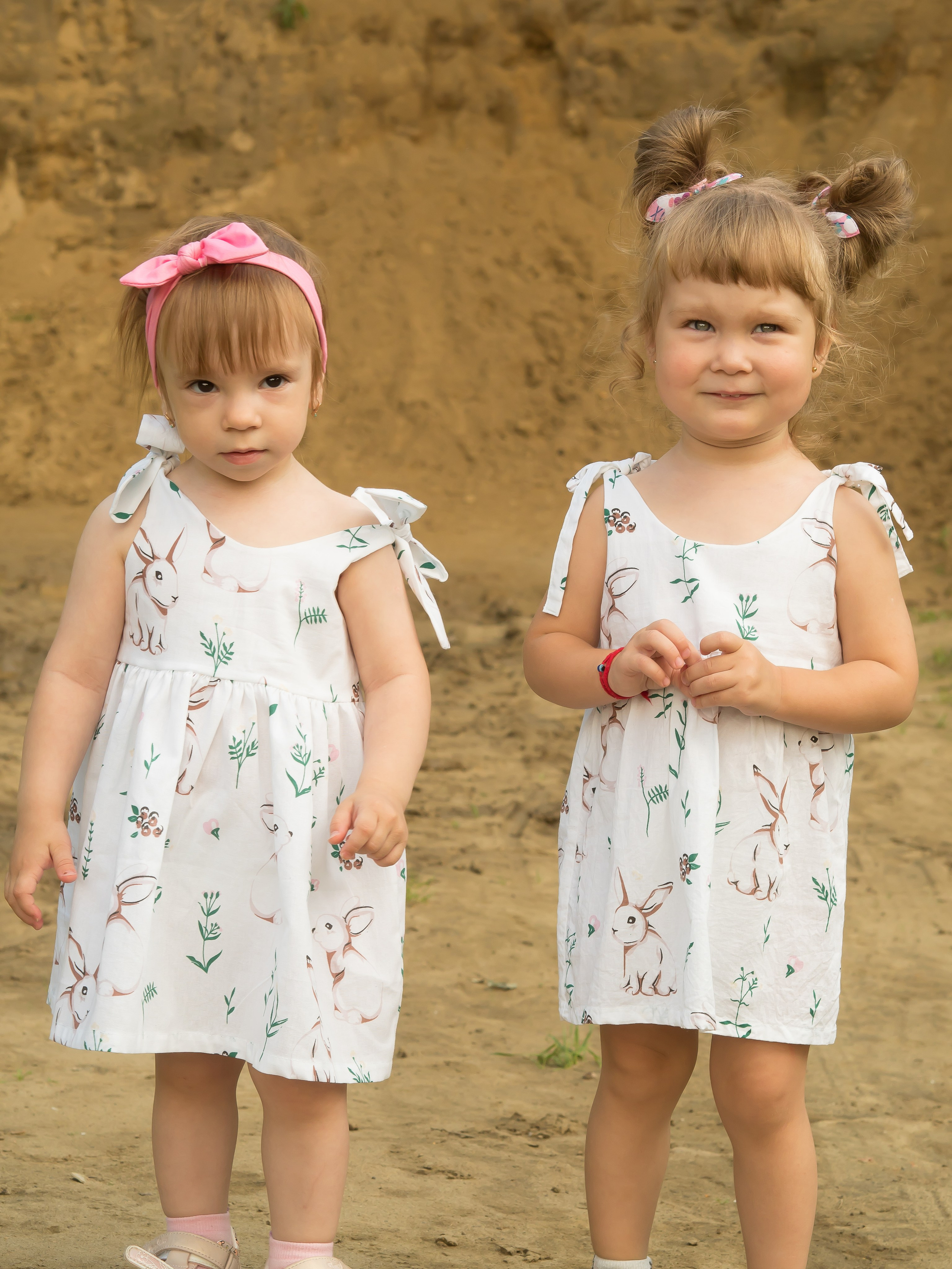 С подружкой в деревушке. Семейный детский фотограф в Красноярске Скачкова Юлия