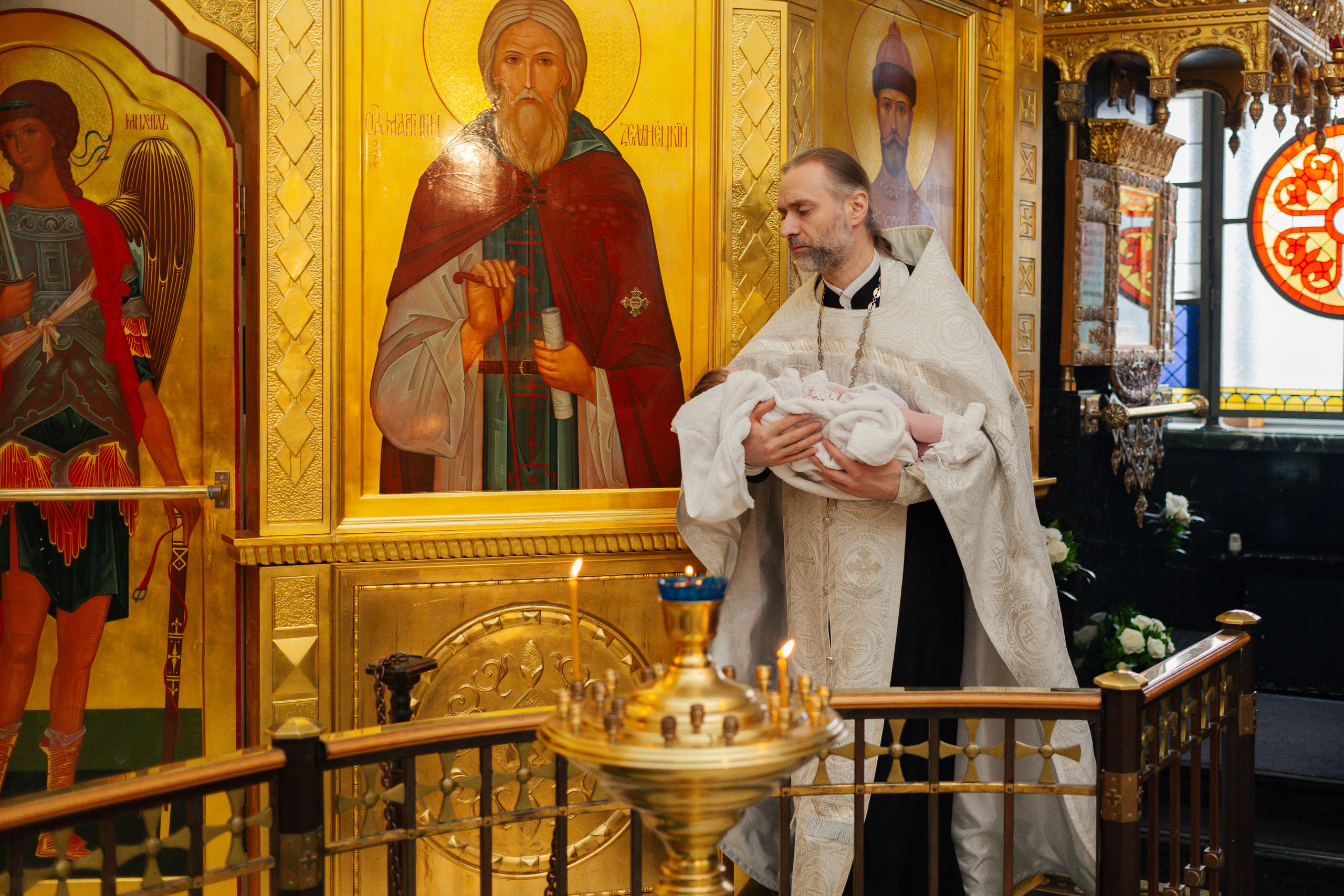  Современная крестильная купель для полного погружения. На что обратить внимание при выборе храма, Вместительный и светлый зал храма — ключевой фактор при выборе места для крещения с большим числом гостей, купель в храме Невского района Санкт-Петербурга