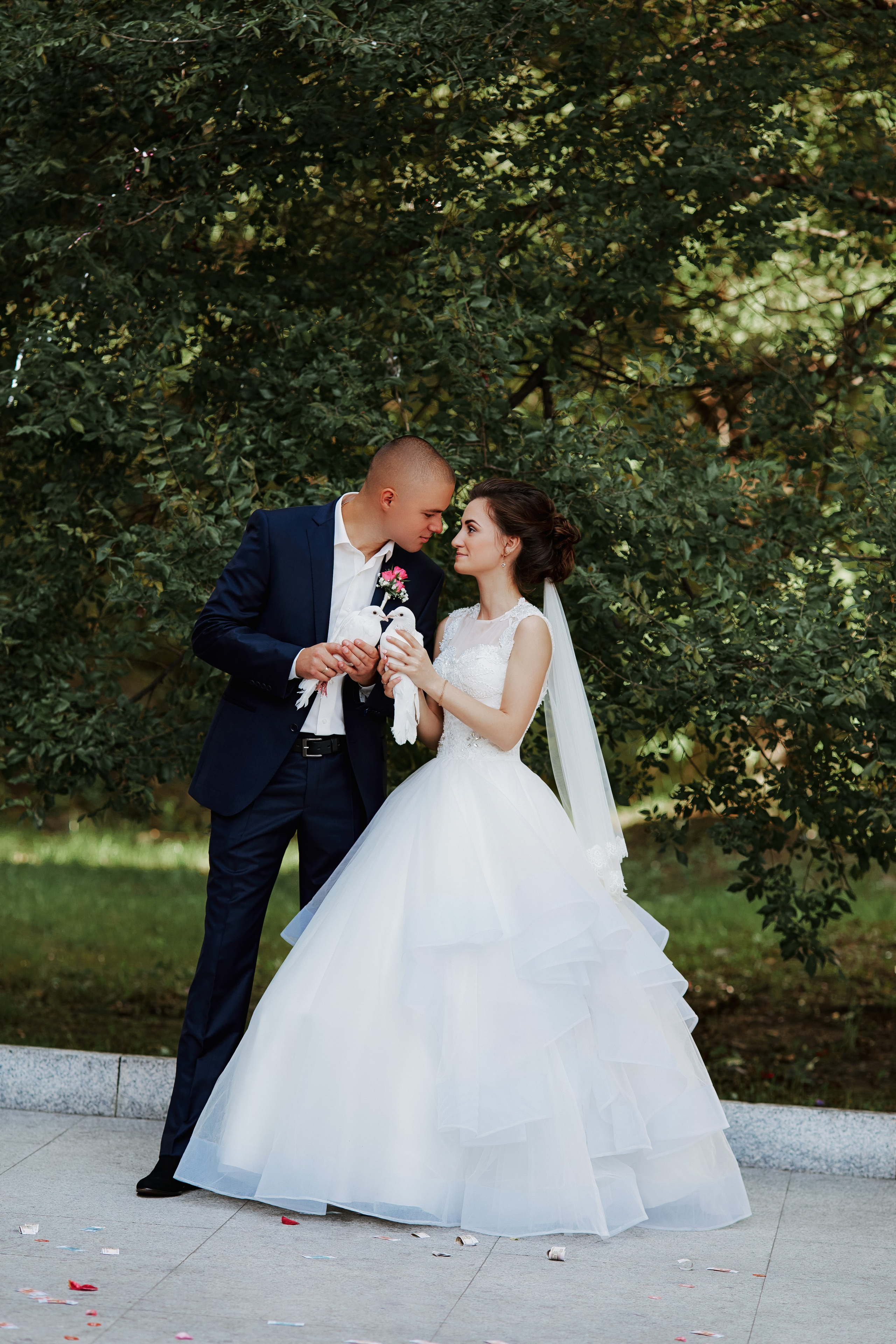 Свадьба с белыми голубями в руках у загса в городе Находке