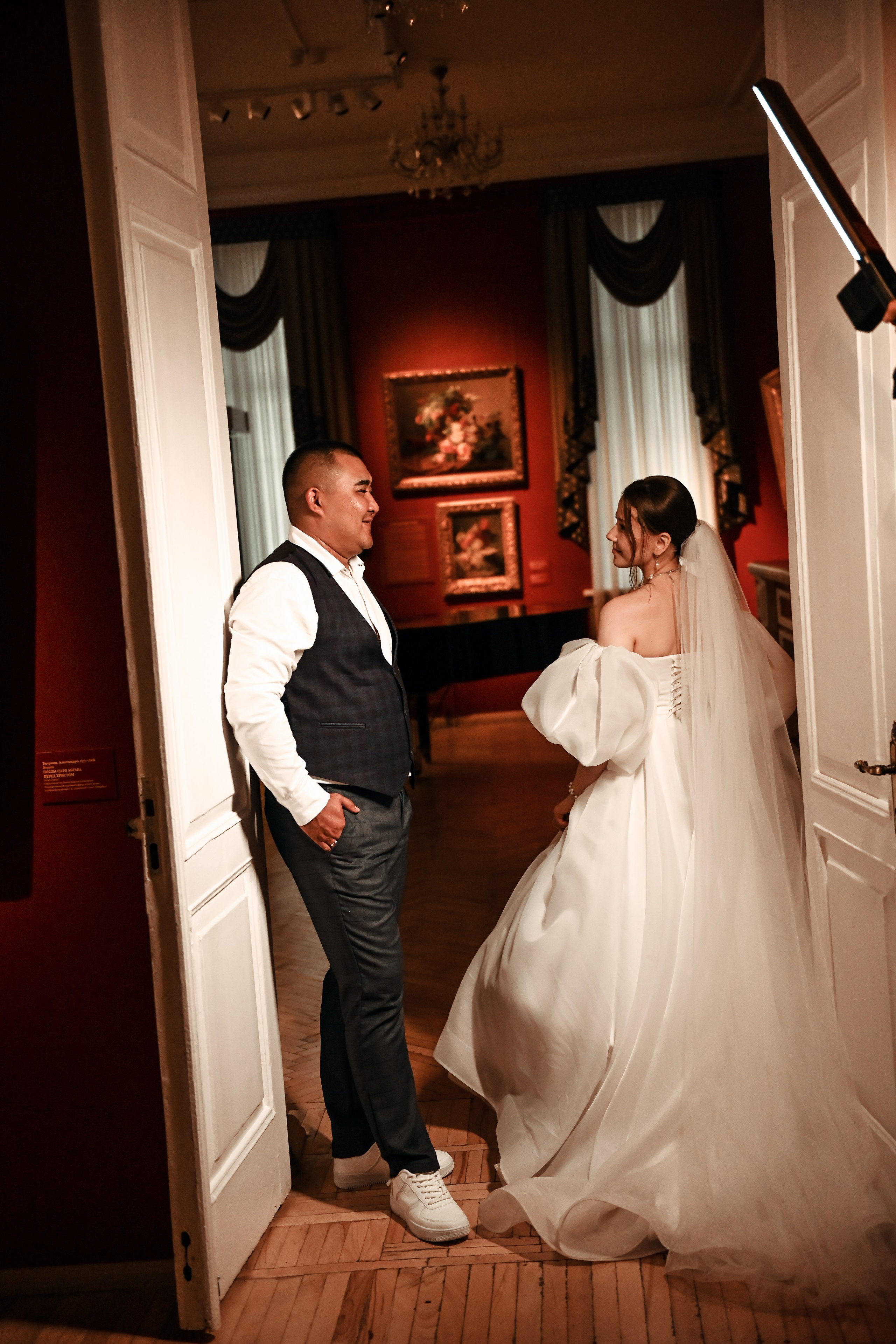 Небольшая свадебная серия в музее и прогулкой под дождем Эльмиры и Ризата. Свадебный, семейный, детский, контент фотограф в Омске Максим Ильин