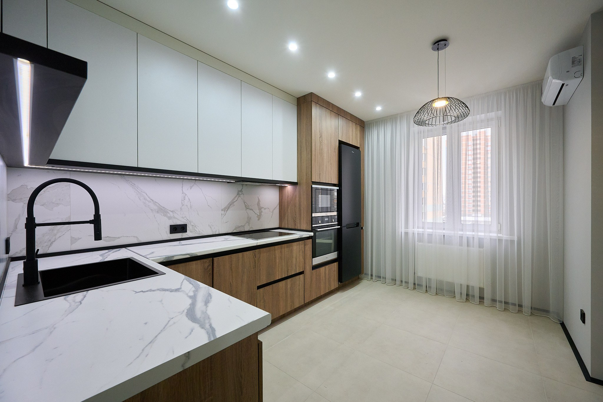 кухня белые шкафы прозрачные шторы деревянные нижние шкафы 