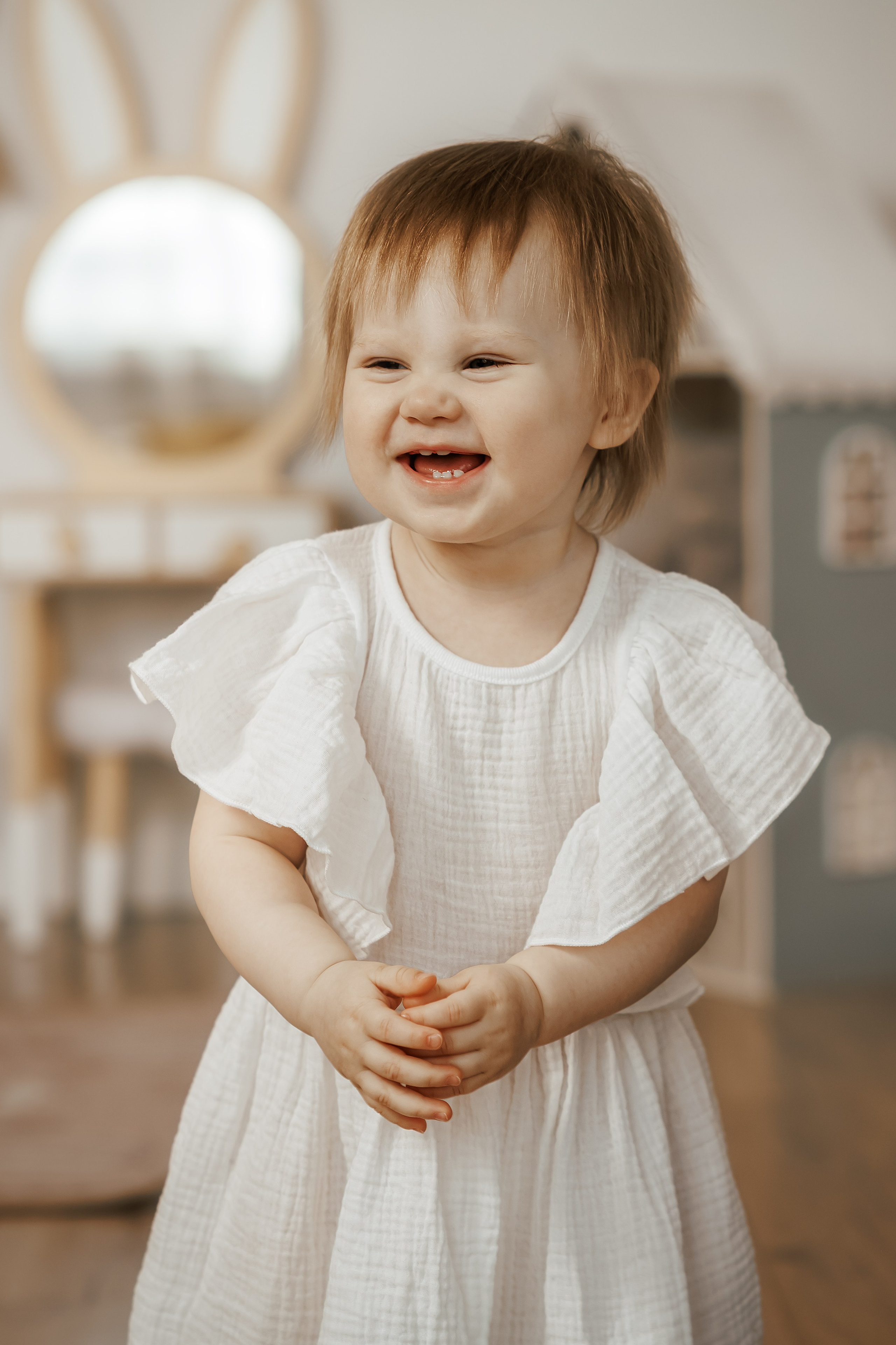 Семейная фотосессия для семьи с девочками близнецами на годик одежда в светлых тонах светлая бежевая студия в Москве теплые тона