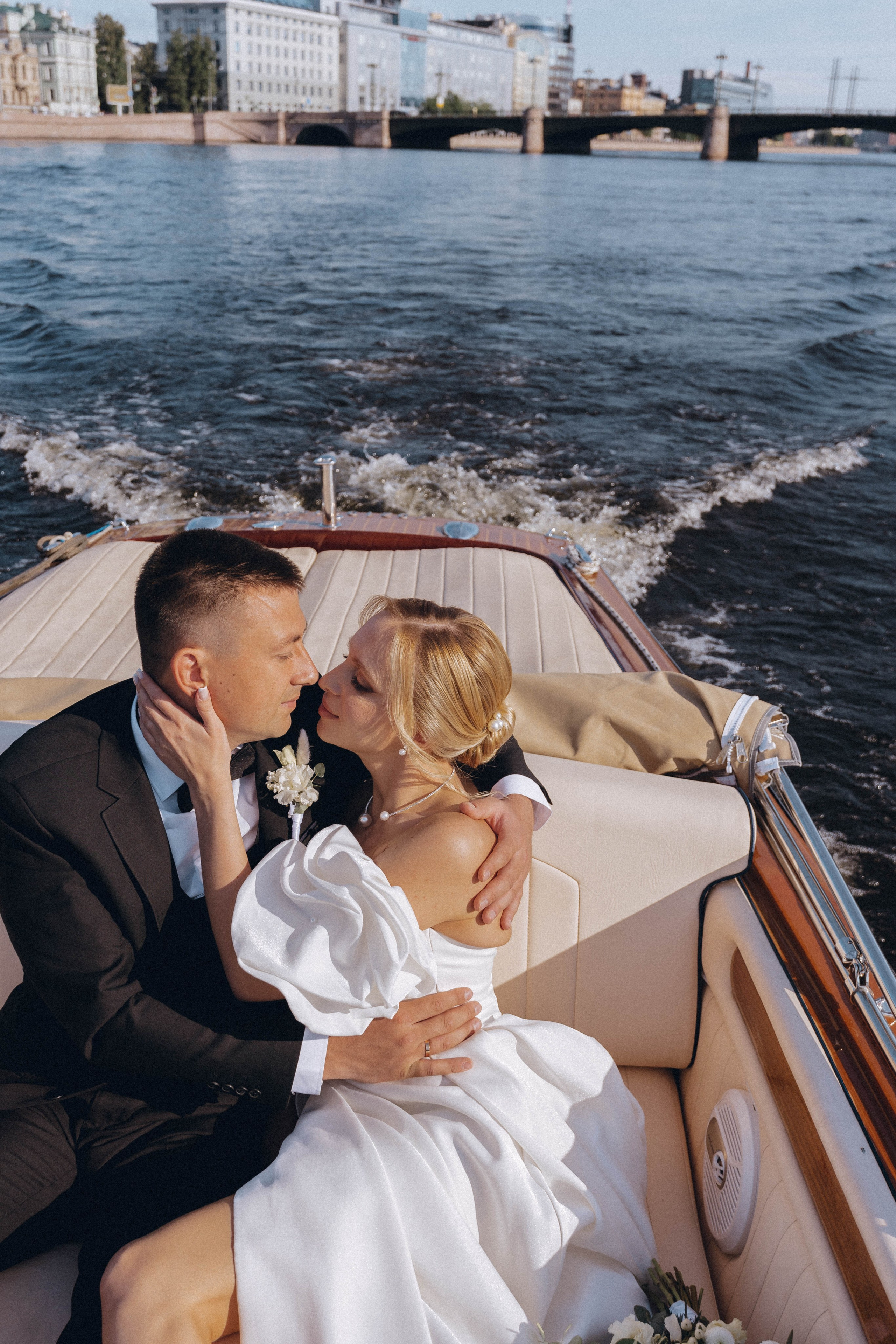 СВАДЕНБНАЯ СЬЕМКА НА КАТЕРЕ ПО КАНАЛАМ САНКТ-ПЕТЕРБУРГА И В АКВАТОРИИ НЕВЫ. Профессиональный фотограф, Санкт-Петербург — Виктория Богомолова
