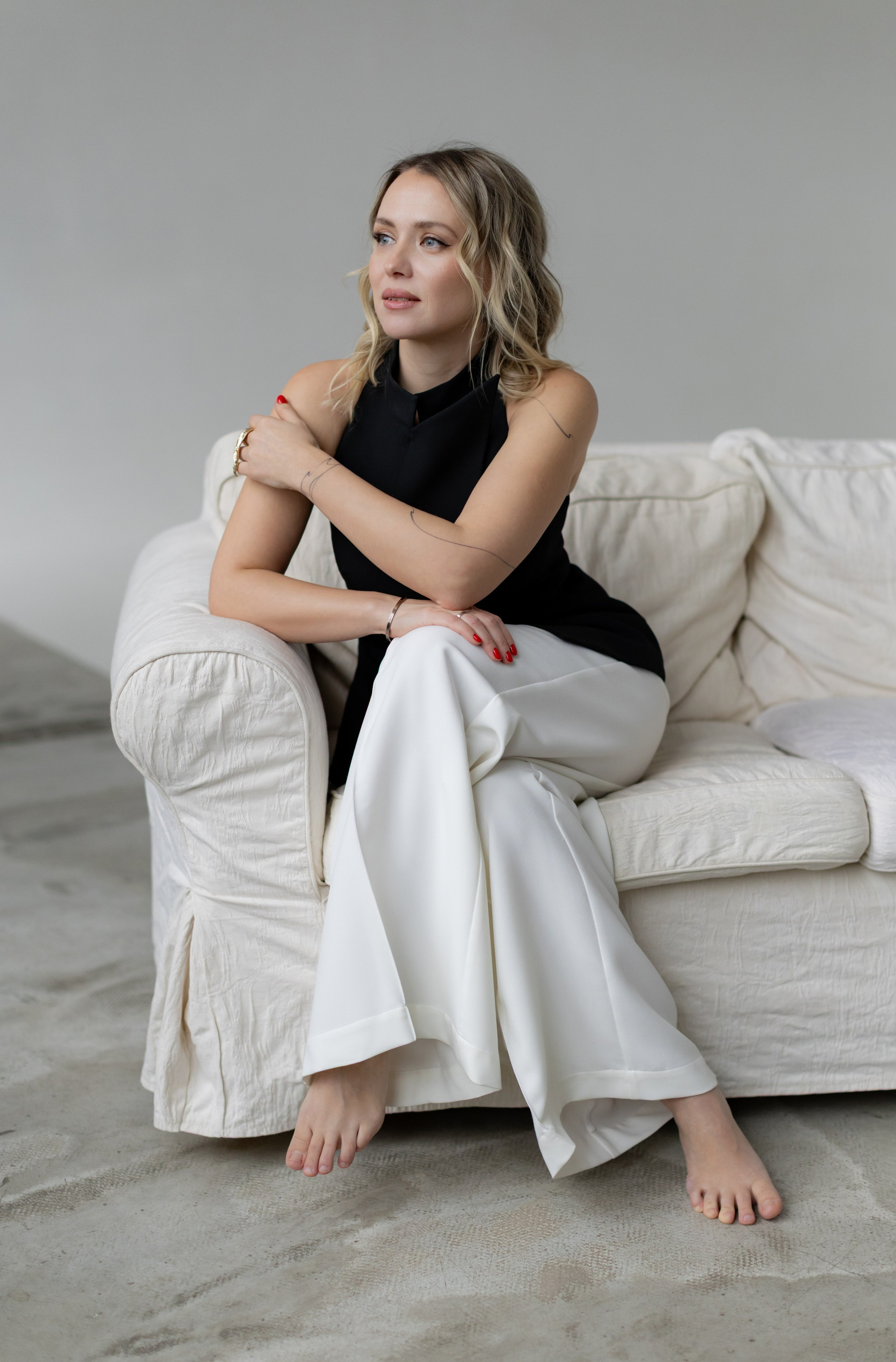 Фотосессия в лаконичной студии с Ульяной. Портретный и семейный фотограф Юлия Герман